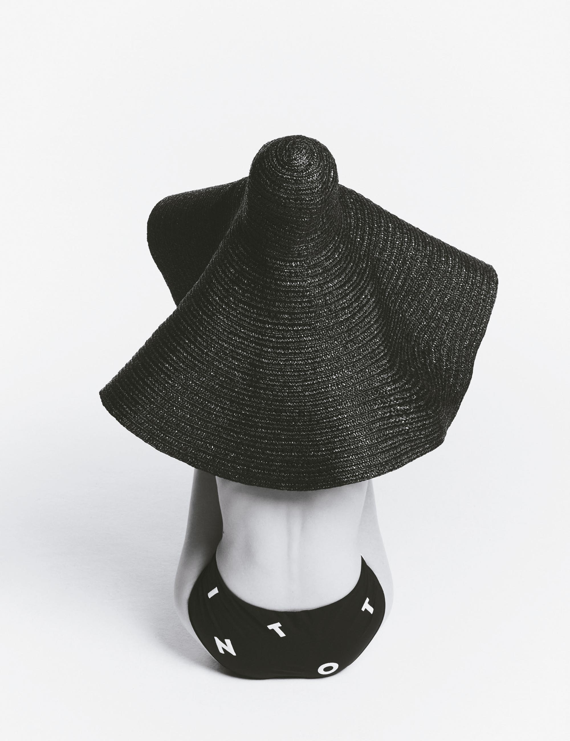 Biquíni Louis Vuitton e chapéu Missoni - Foto: Divulgação