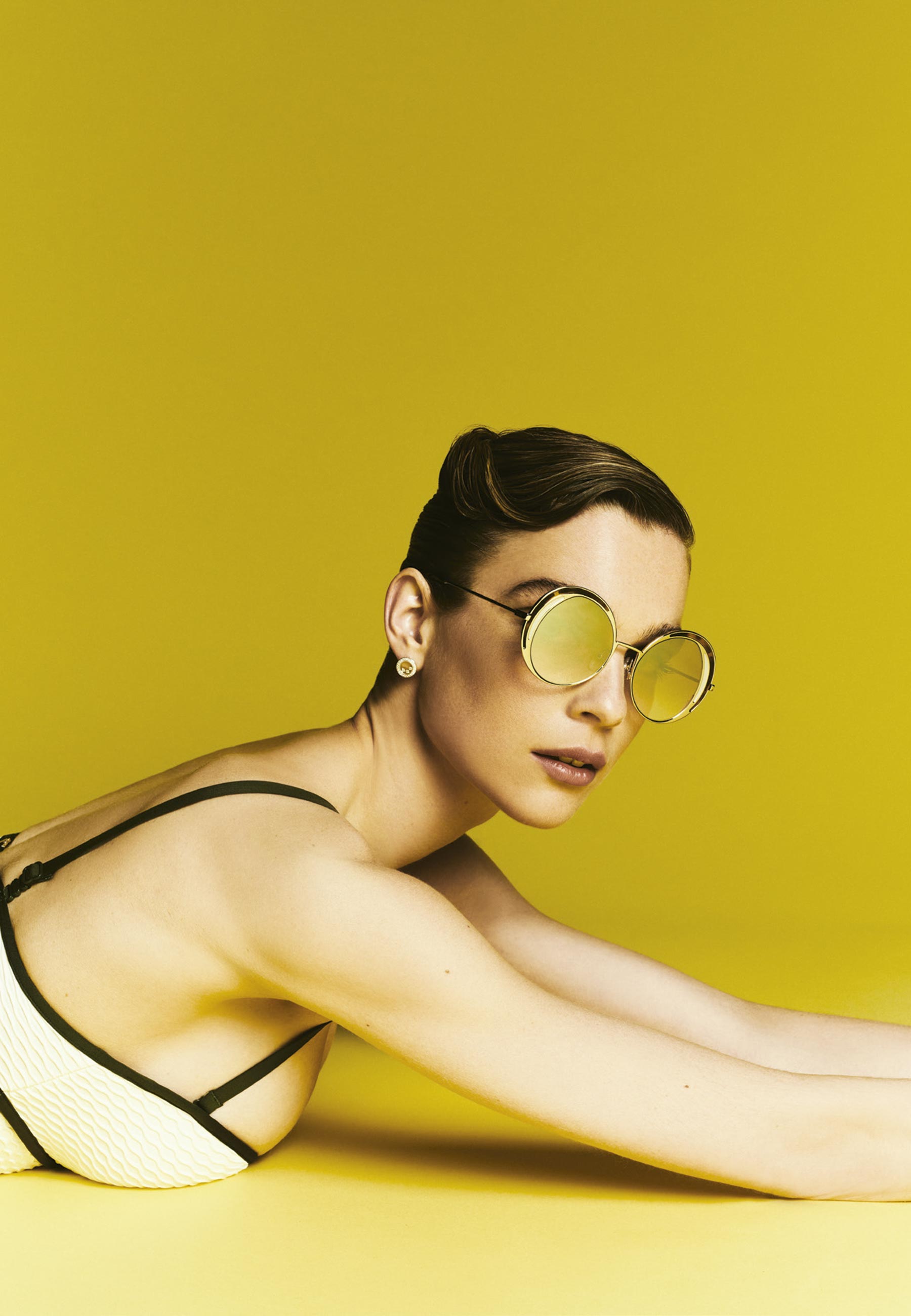 Maiô Marie Jo, brincos Chopard e óculos Marc Jacobs - Foto: Divulgação