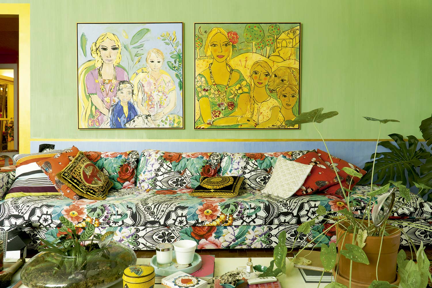 Pinturas de Verena Matzen (à esq.) e Isabelle Tuchband; almofadas Missoni, Versace e Adriana Barra; e potes e velas garimpados pelo mundo - Foto: Christian Maldonado