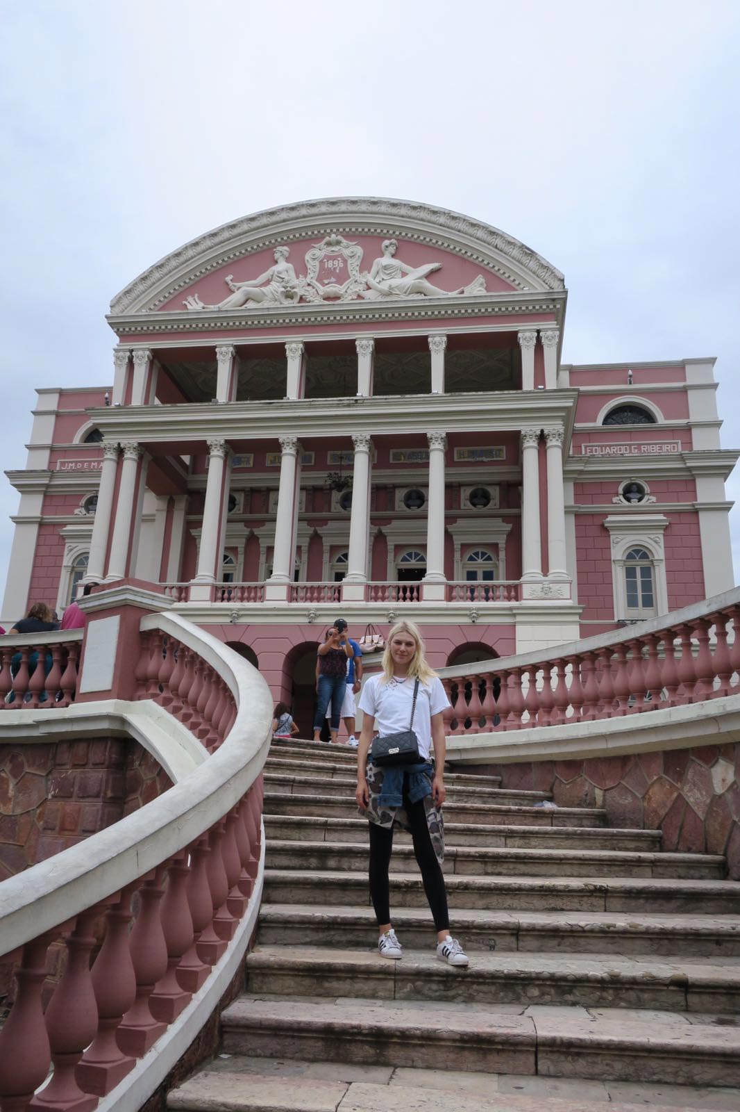 Em frente ao teatro - Foto: Divulgação
