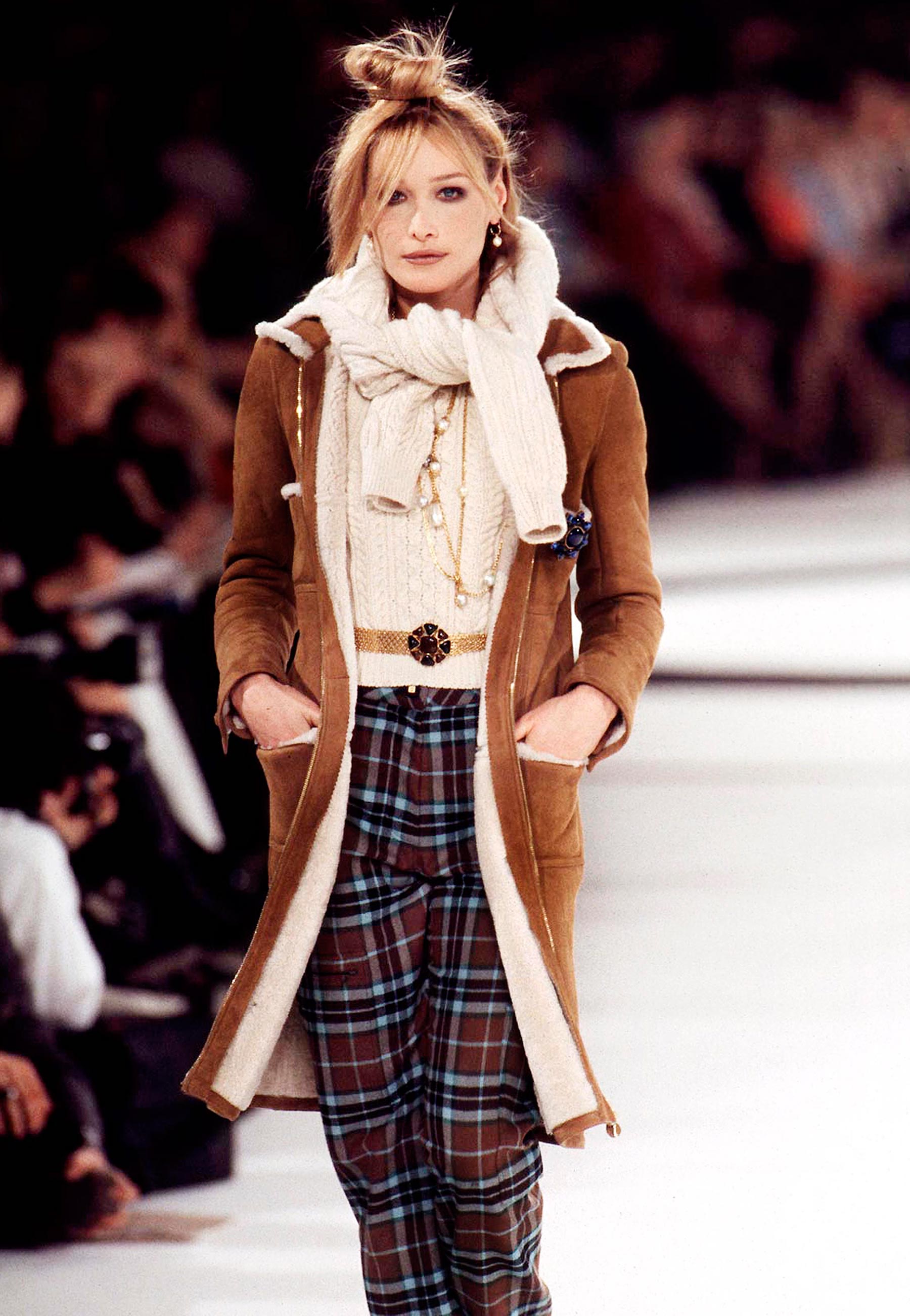 Carla Bruni na passarela de 1996 - Foto: Getty Images