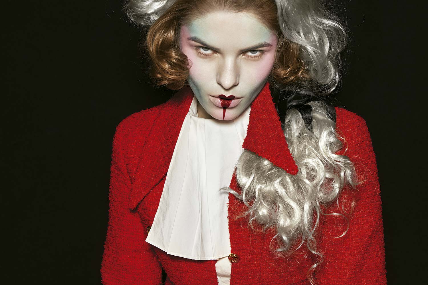 Gabija Sim (IMG Milano) usa look total Gucci e, na maquiagem, base líquida Synchro Skin Glow, blush Minimalist Whipped Powder, Baby Pink e sombra cremosa esmeralda Shimmering Cream Eye Color, tudo Shiseido; e batom Le Marc Lip Crème Lipstick Oh Miley Marc Jacobs Beauty - Foto: Karel Losenicky, styling de Cori Amenta e beleza de Giuseppe Giarratana