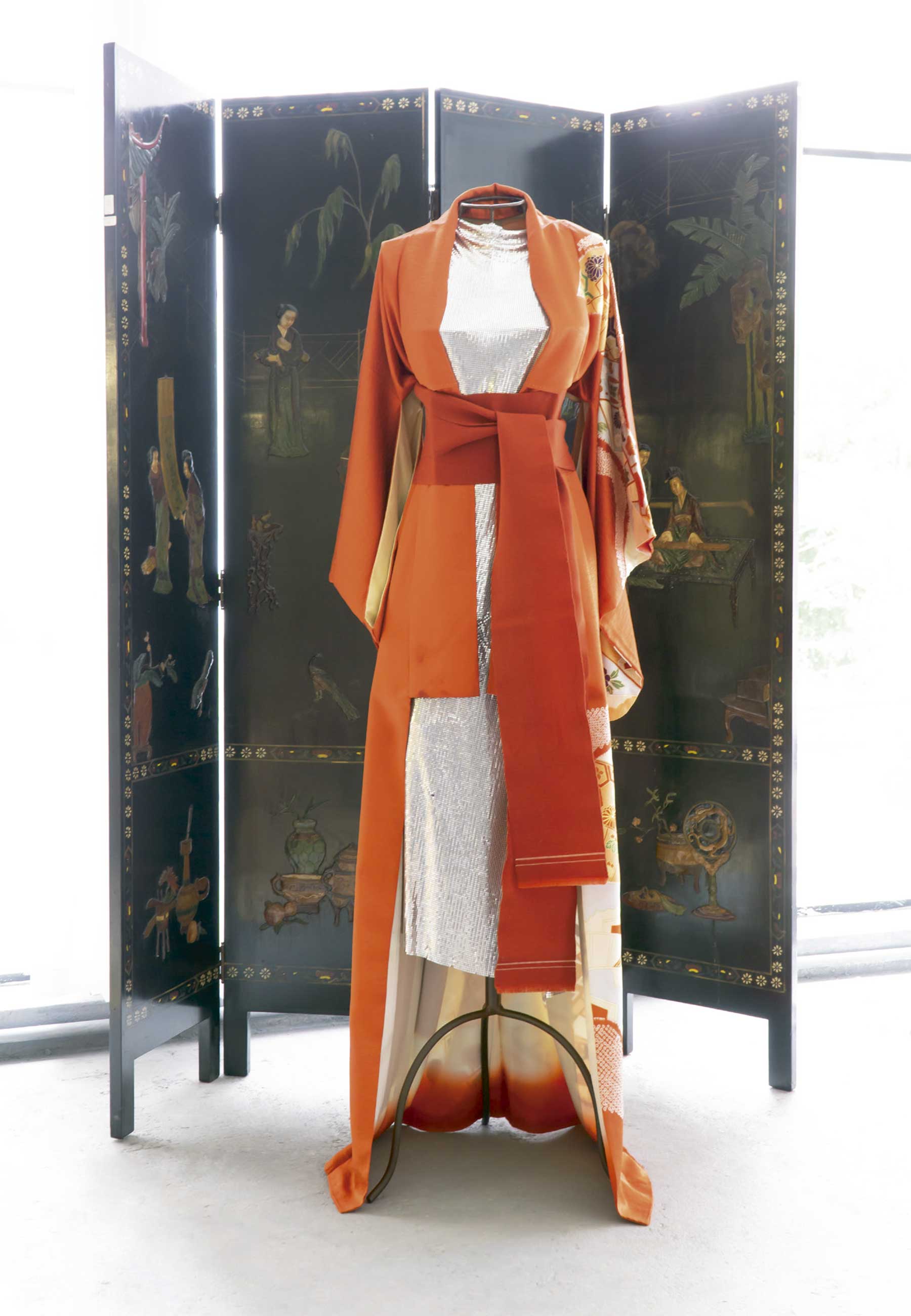 Quimono feminino formal, furisode, usado com obi de algodão sobre vestido - Foto: Christian Maldonado, com edição de moda de Rodrigo Yaegashi
