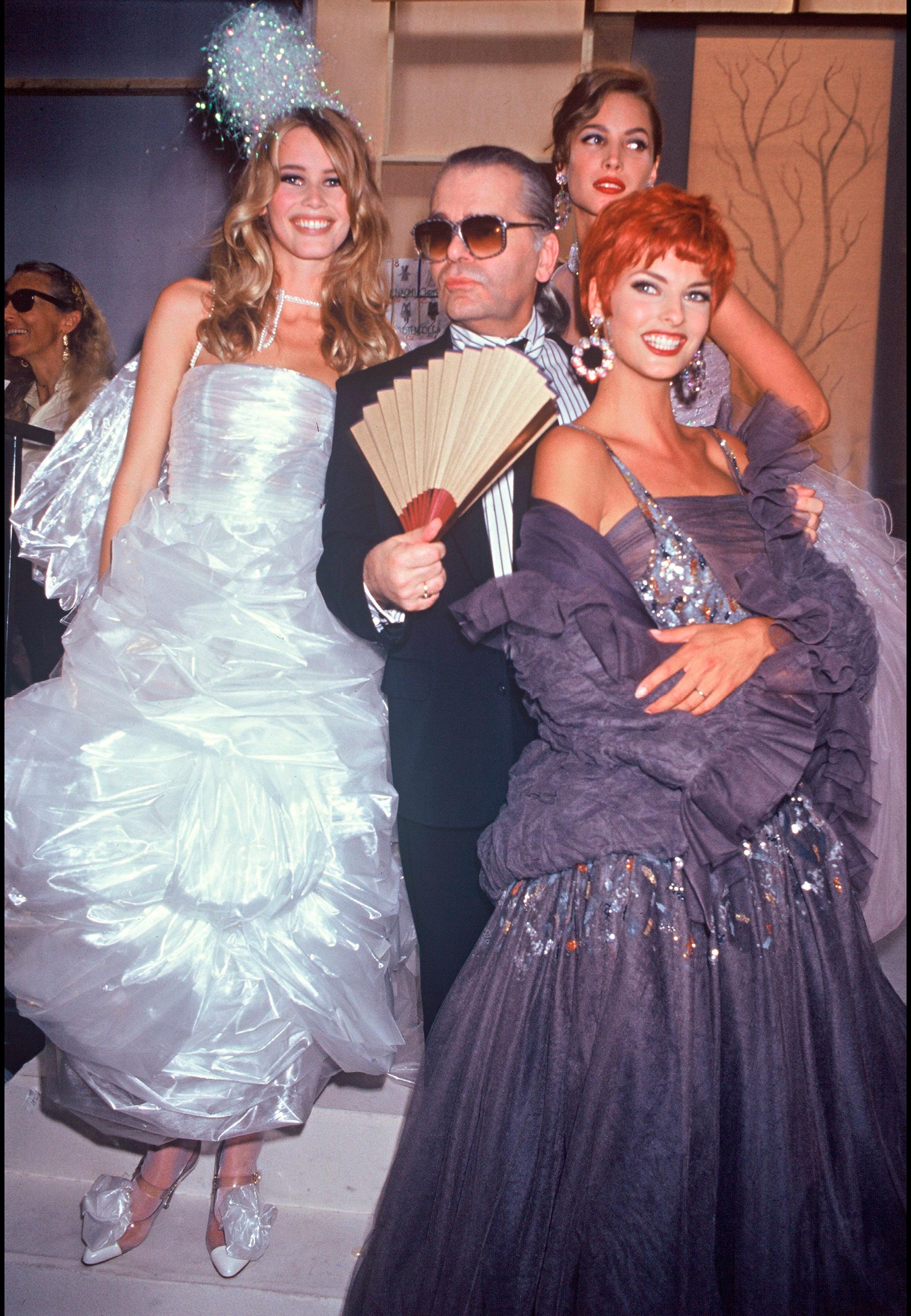 Claudia Schiffer, Christy Turlington e Karl na passarela de 1992 - Foto: Getty Images