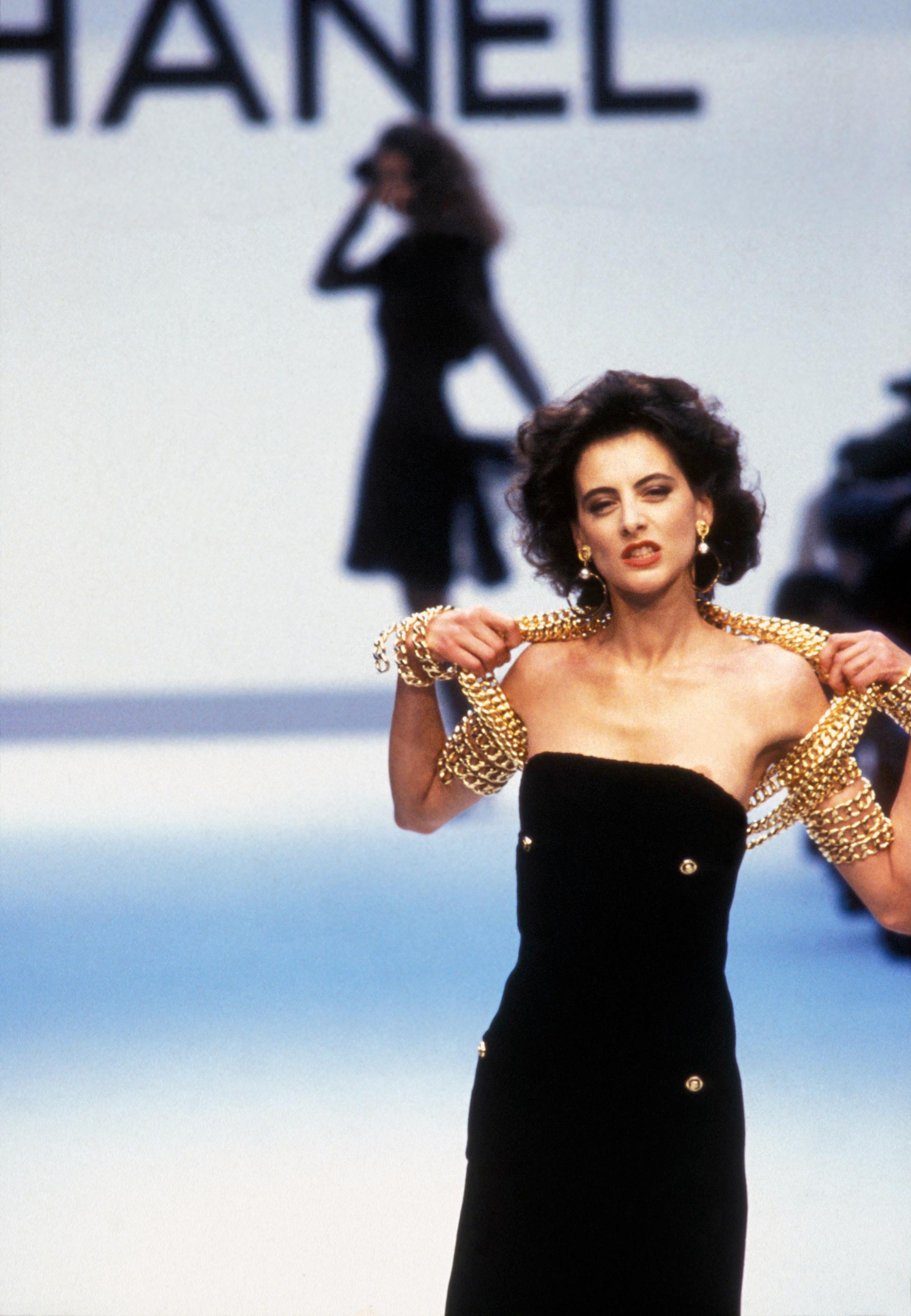 Inès de la Fressange na passarela de 1987 - Foto: Getty Images