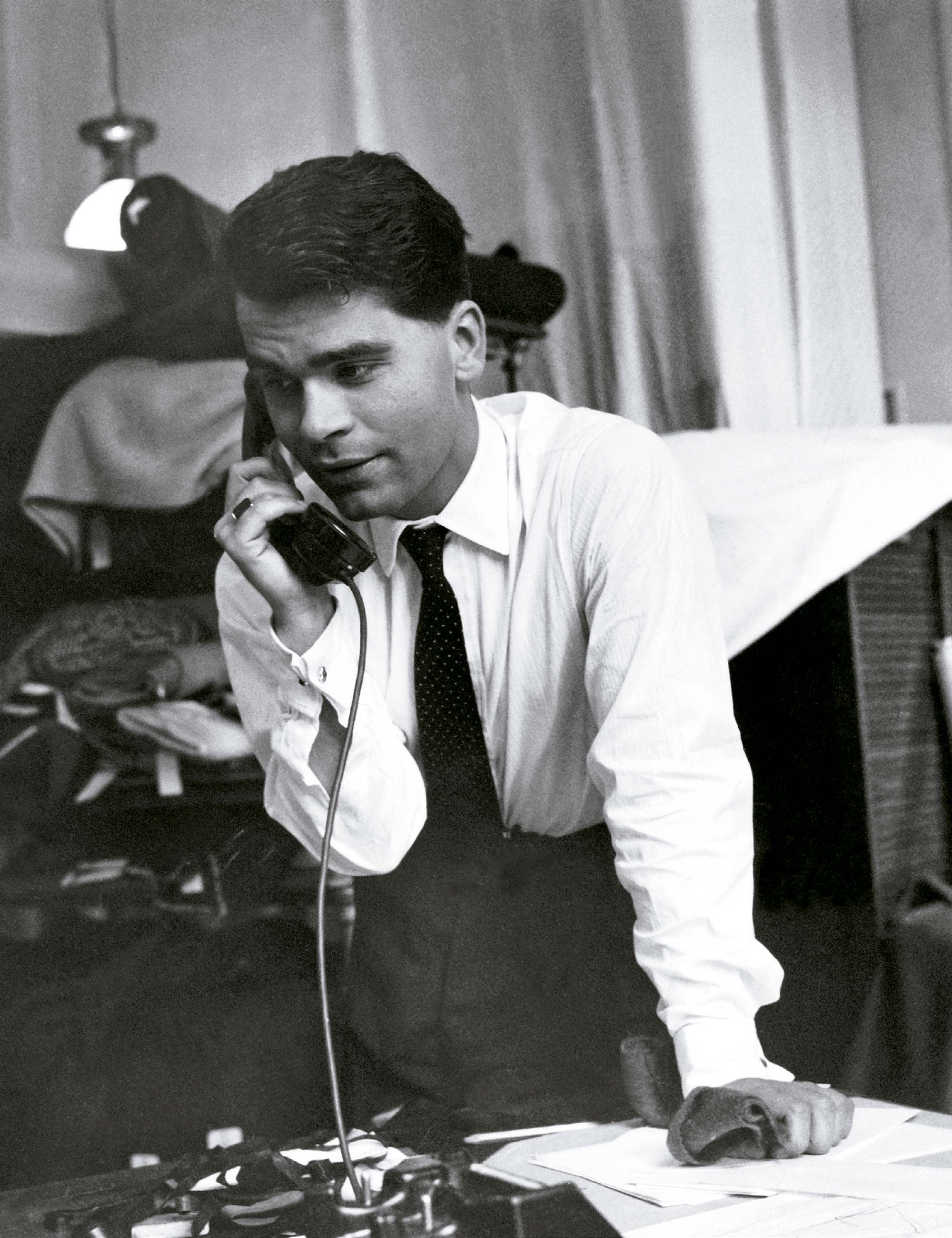 Nos anos 1960, quando era diretor artístico da Jean Patou - Foto: Getty Images