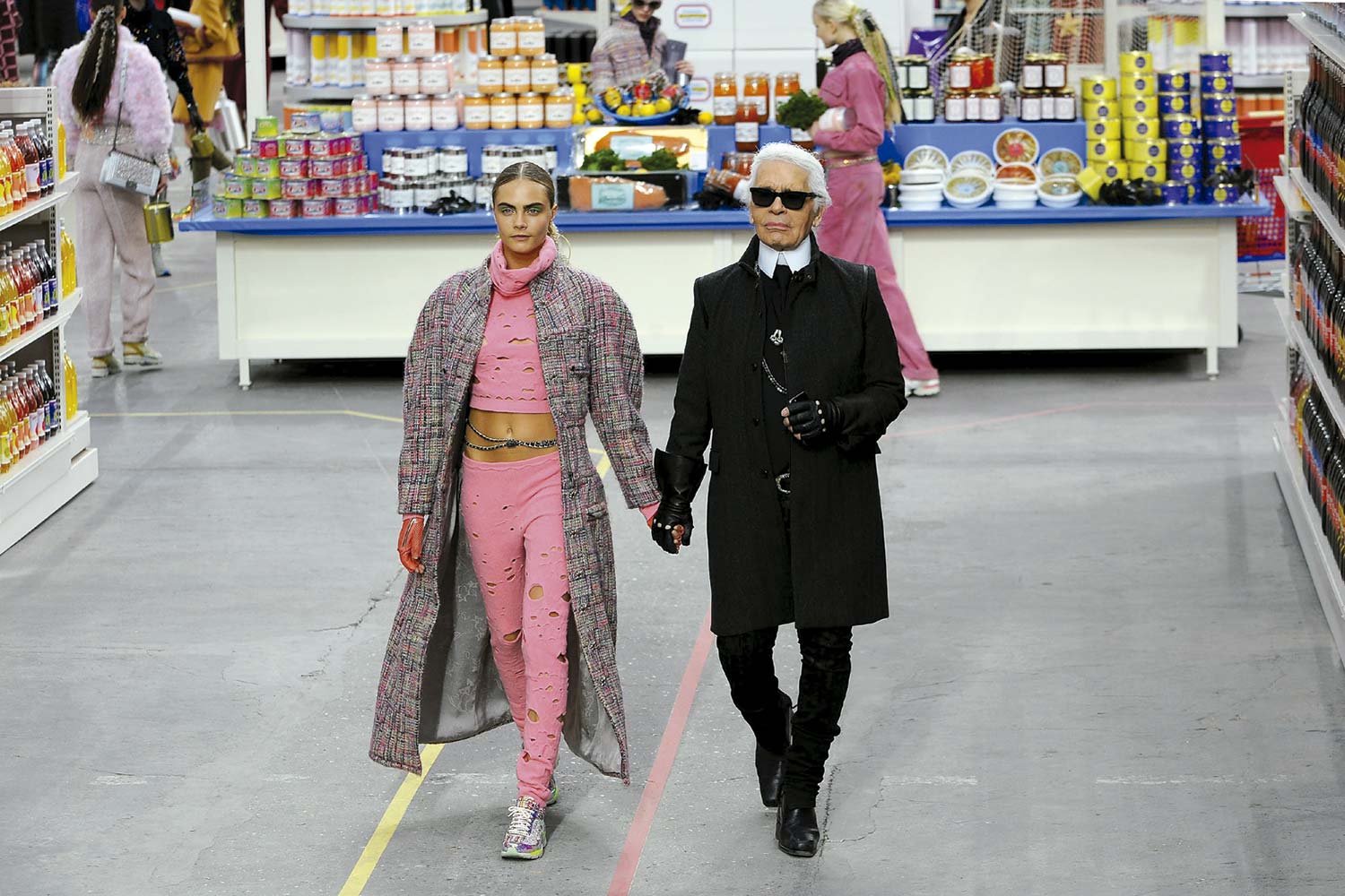 Com Cara Delevingne, quando a sala de desfile foi transformada em um supermercado no inverno 2015 - Foto: Getty Images