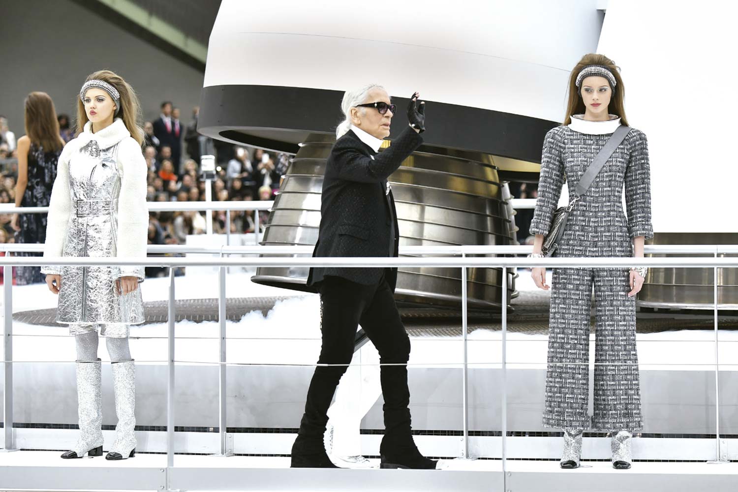 Karl criava cenários espetaculares para os desfiles da Chanel no Grand Palais: um foguete na passarela do inverno 2018 - Foto: Getty Images