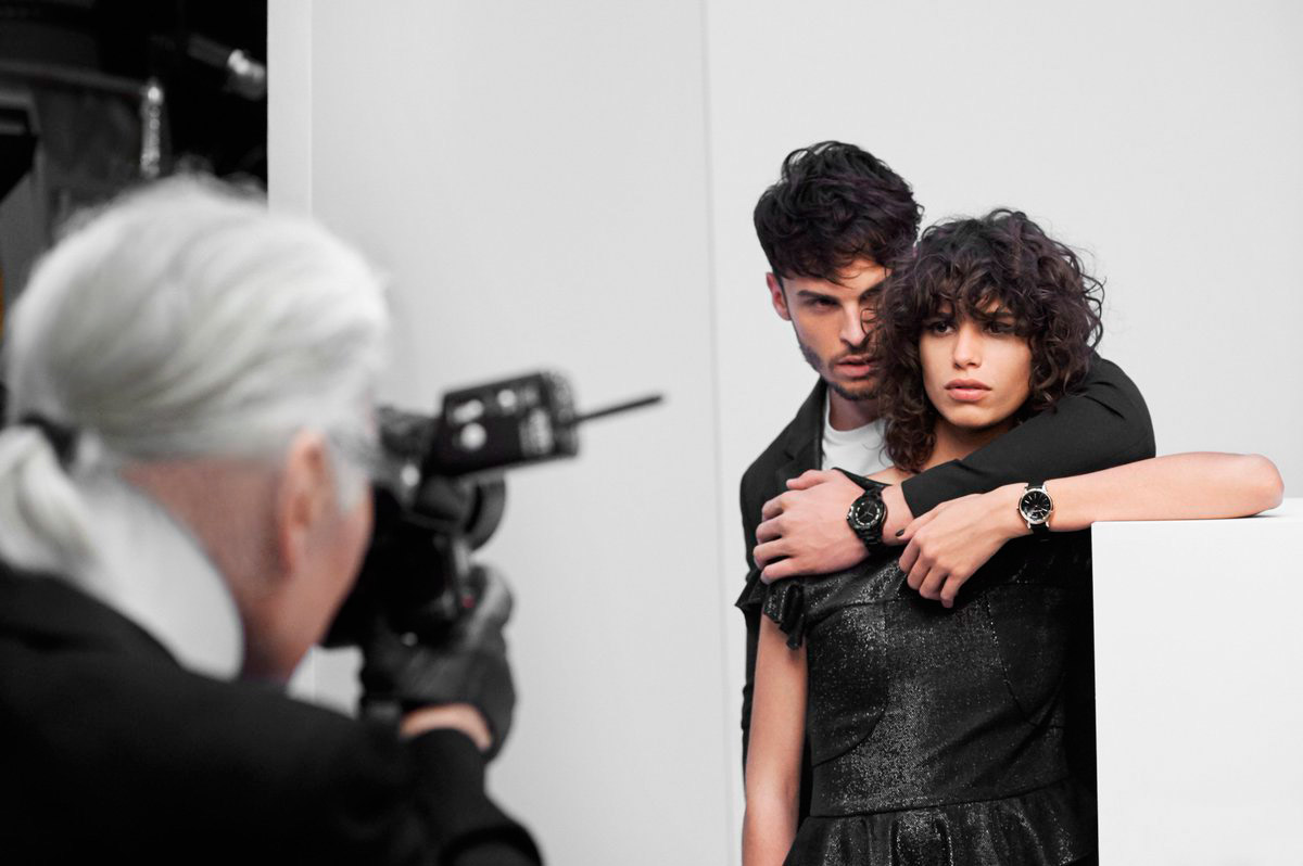 Karl Lagerfeld fotografava boa parte das campanhas das grifes que comandava - Foto: Divulgação