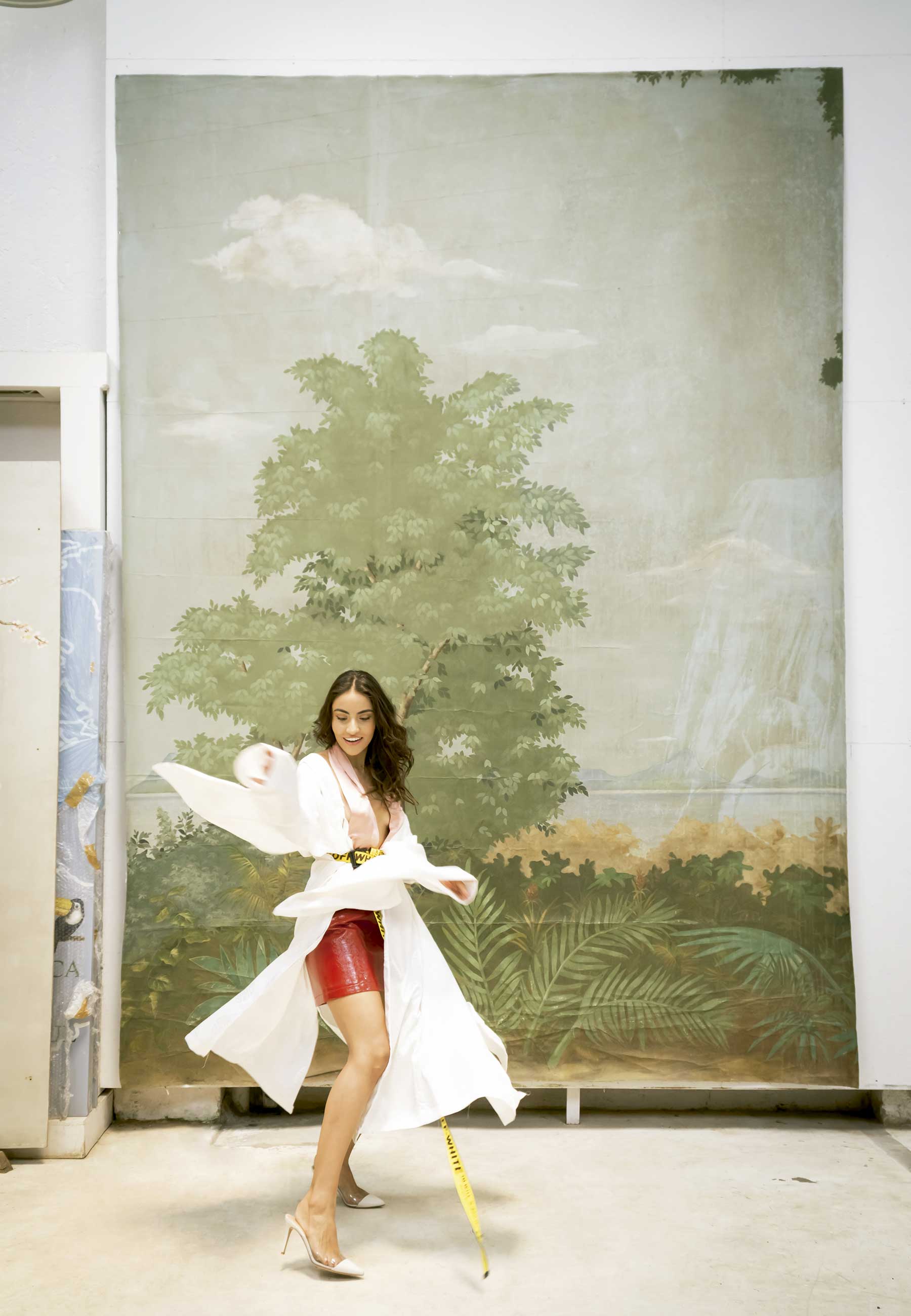 Marina Bueno usa quimono masculino chinês de seda adamascada, dos anos 1940, e saia de couro. No lugar do obi, cinto Off-White (acervo pessoal). - Foto: Christian Maldonado, com edição de moda de Rodrigo Yaegashi