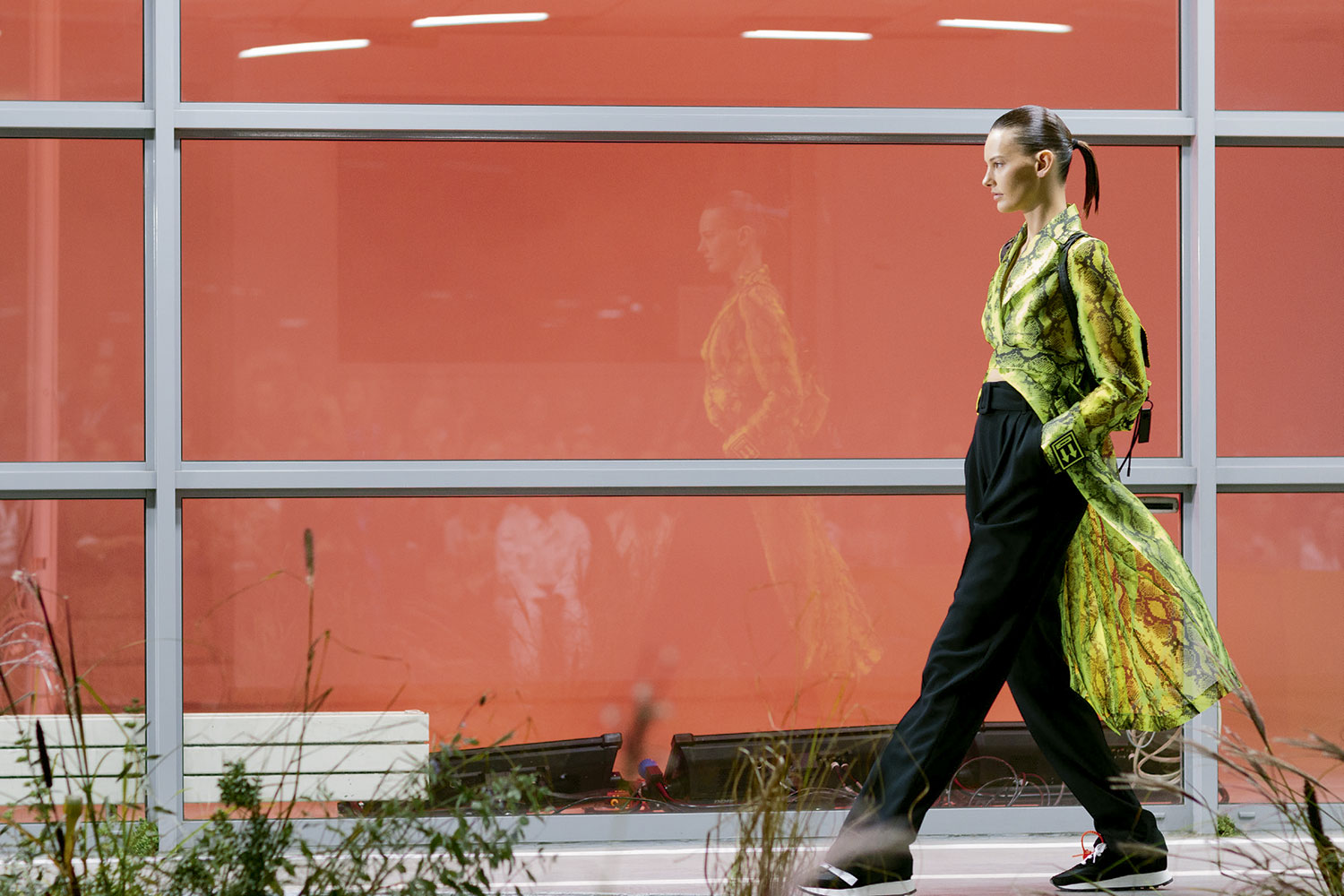 Vestido-camisa verde neon funciona como highlight - Foto: Getty Images