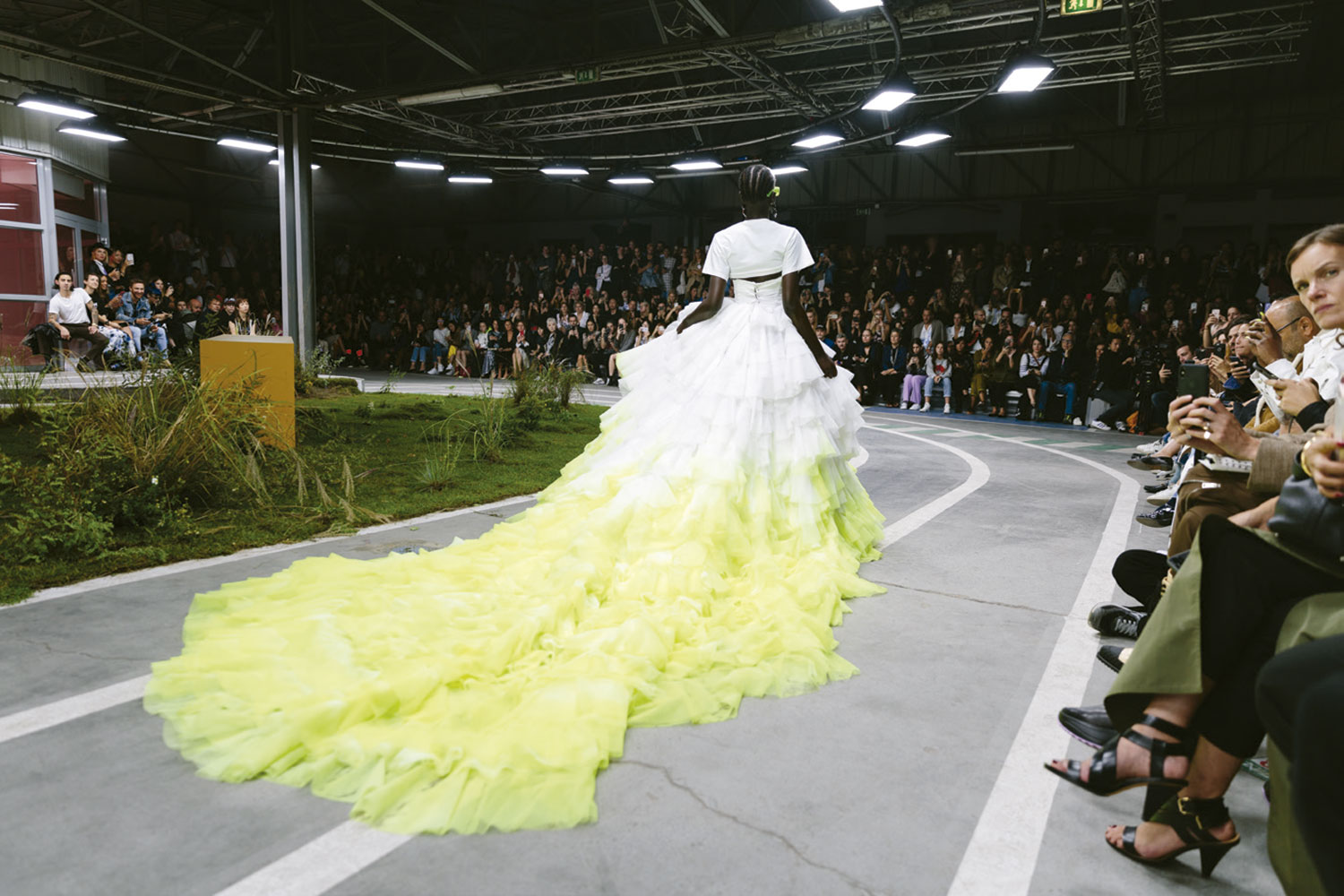 Longo neon foi ponto alto do desfile de verão 2019 - Foto: Getty Images