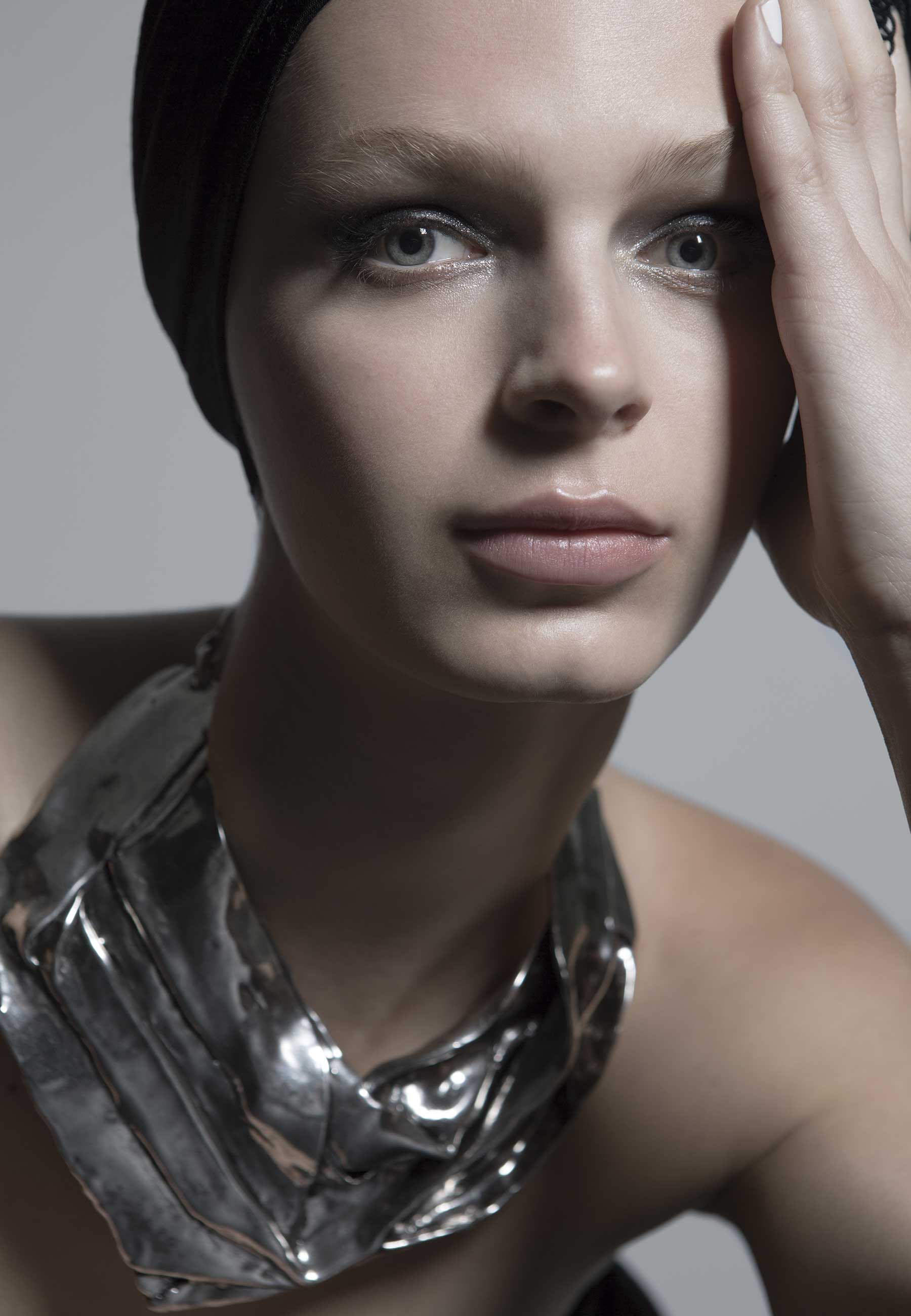 Foto: Greg Lotus, com edição de moda de Kristen Ingersoll, cabelo de Gianluca Mandelli e maquiagem de Anastasia Durasova