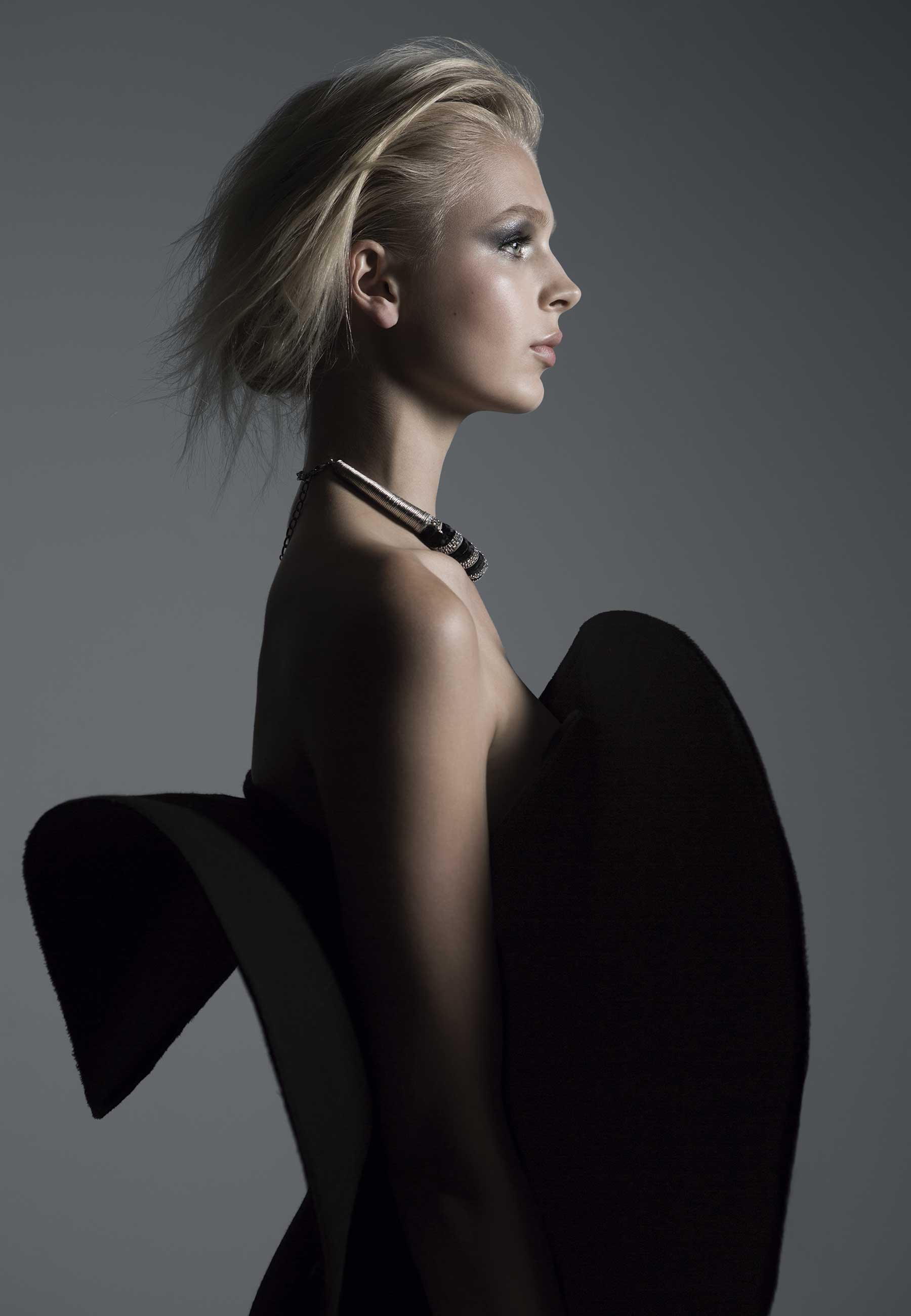 Foto: Greg Lotus, com edição de moda de Kristen Ingersoll, cabelo de Gianluca Mandelli e maquiagem de Anastasia Durasova