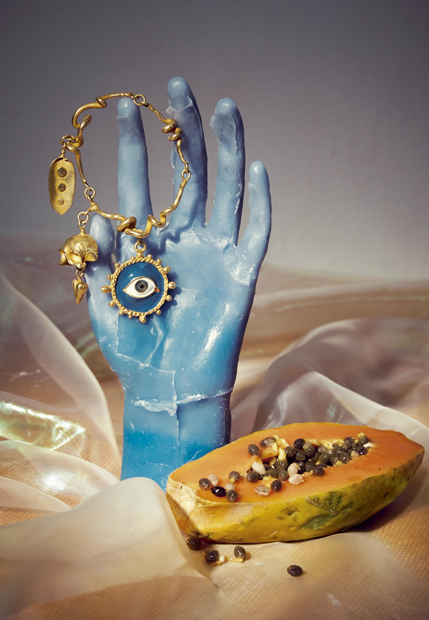 Pulseira de amuletos, como olho grego, folha e caveira - Foto: Divulgação