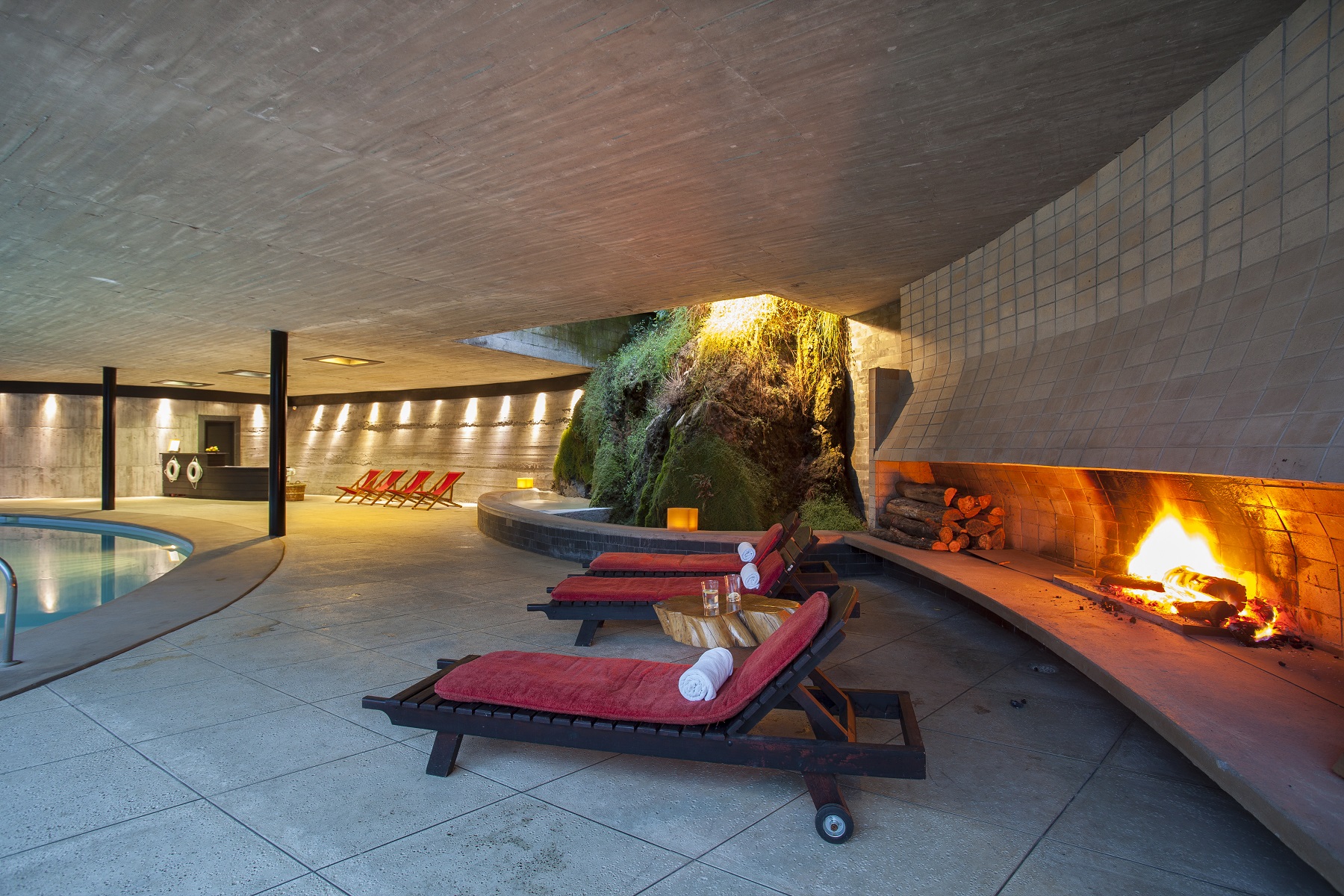 Chimenea & reposeras de noche Spa Antumaco - Hotel Antumalal Pucon - média