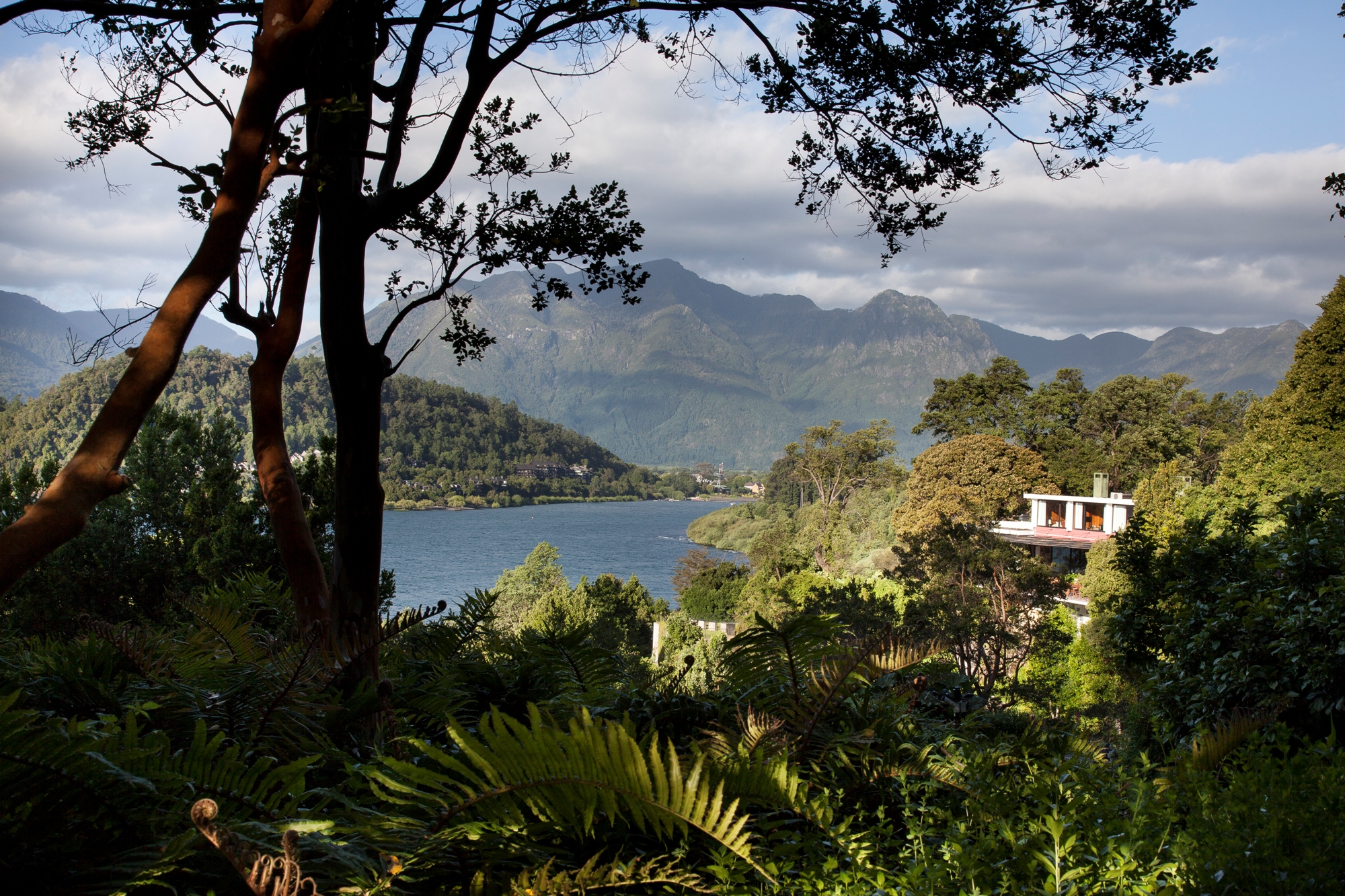 Hotel Antumalal con fondo de Lago Villarrica - Hotel Antumalal Pucon