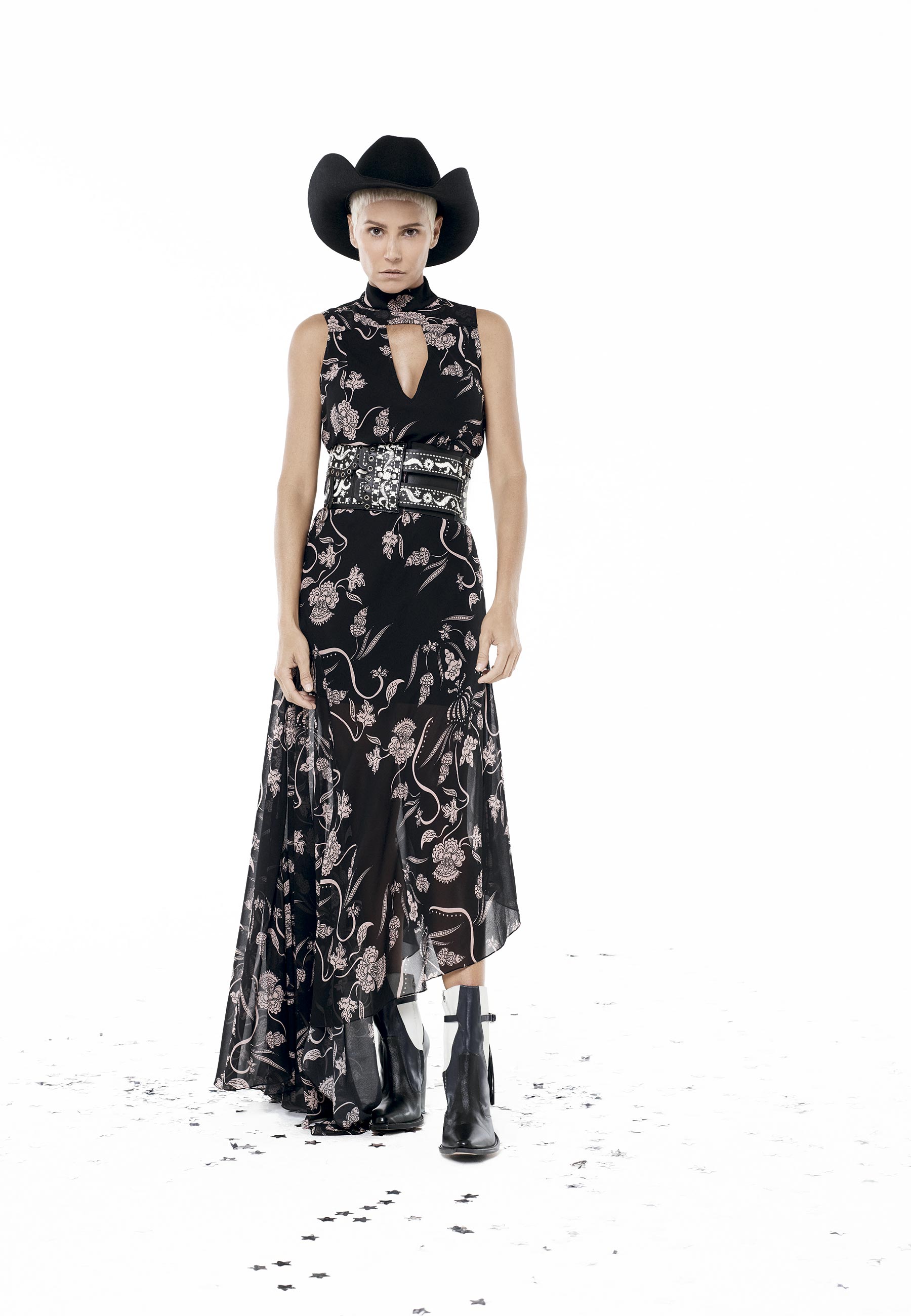 Deborah usa vestido estampado e botas de couro Bobstore e cinto Dior - Foto: Bob Wolfenson, com edição de moda de Luis Fiod, coloração de Anderson Couto, beleza de Ale de Souza e tratamento de imagem da Factory Retouch