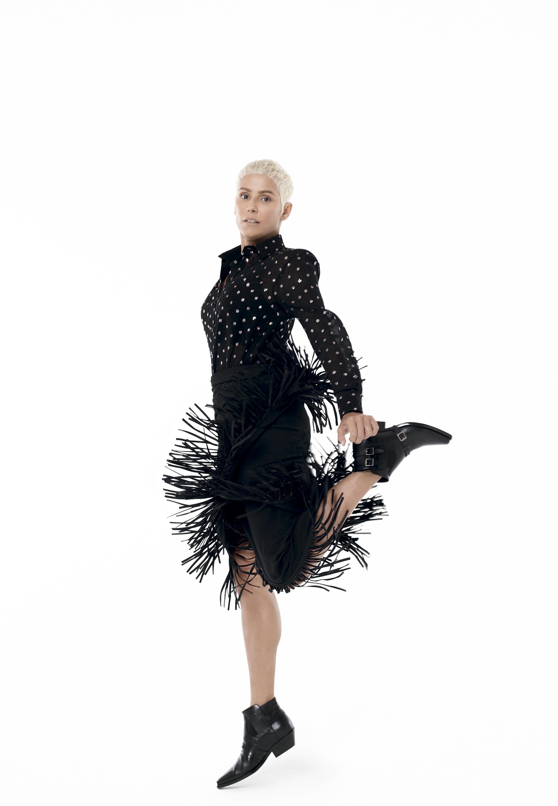 Camisa Saint Laurent, xale de franjas amarrado como saia Bobstore e botas Dior - Foto: Bob Wolfenson, com edição de moda de Luis Fiod, coloração de Anderson Couto, beleza de Ale de Souza e tratamento de imagem da Factory Retouch