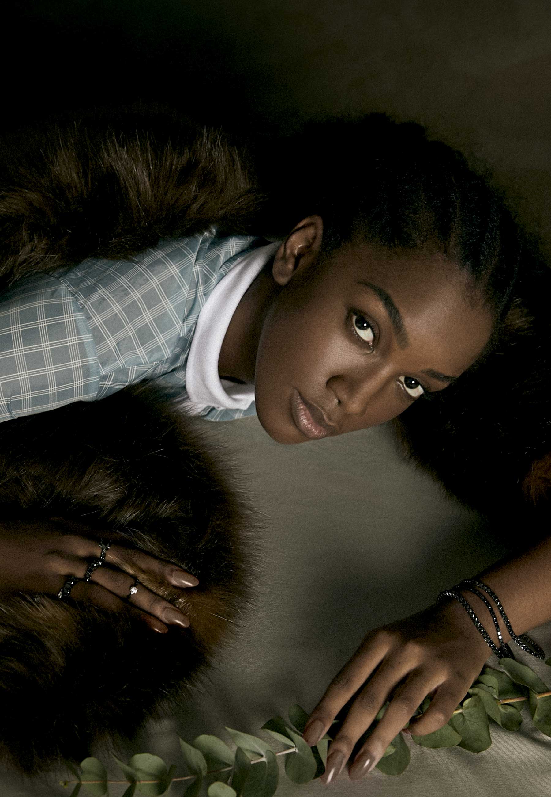 Iza veste look total Fila, com joias Marisa Clermann. Foto de Maltichique, edição de moda de Rodrigo Yaegashi, styling de Biancha Jahara beleza de Mary Saavedra, produção executiva de Ornaldo Casagrande e retoque Helder Bragatel