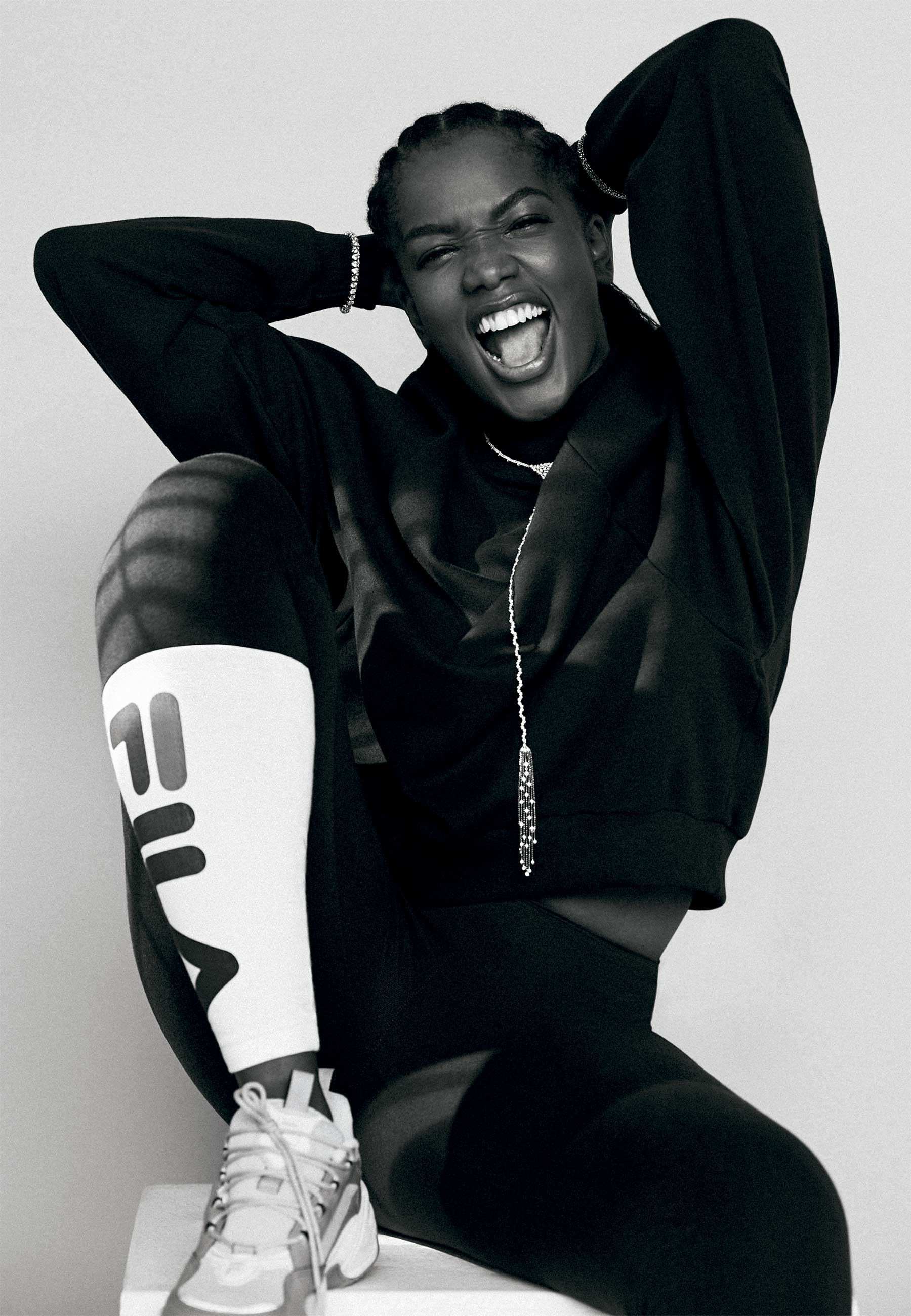 Iza veste look total Fila, com joias Marisa Clermann. Foto de Maltichique, edição de moda de Rodrigo Yaegashi, styling de Biancha Jahara beleza de Mary Saavedra, produção executiva de Ornaldo Casagrande e retoque Helder Bragatel