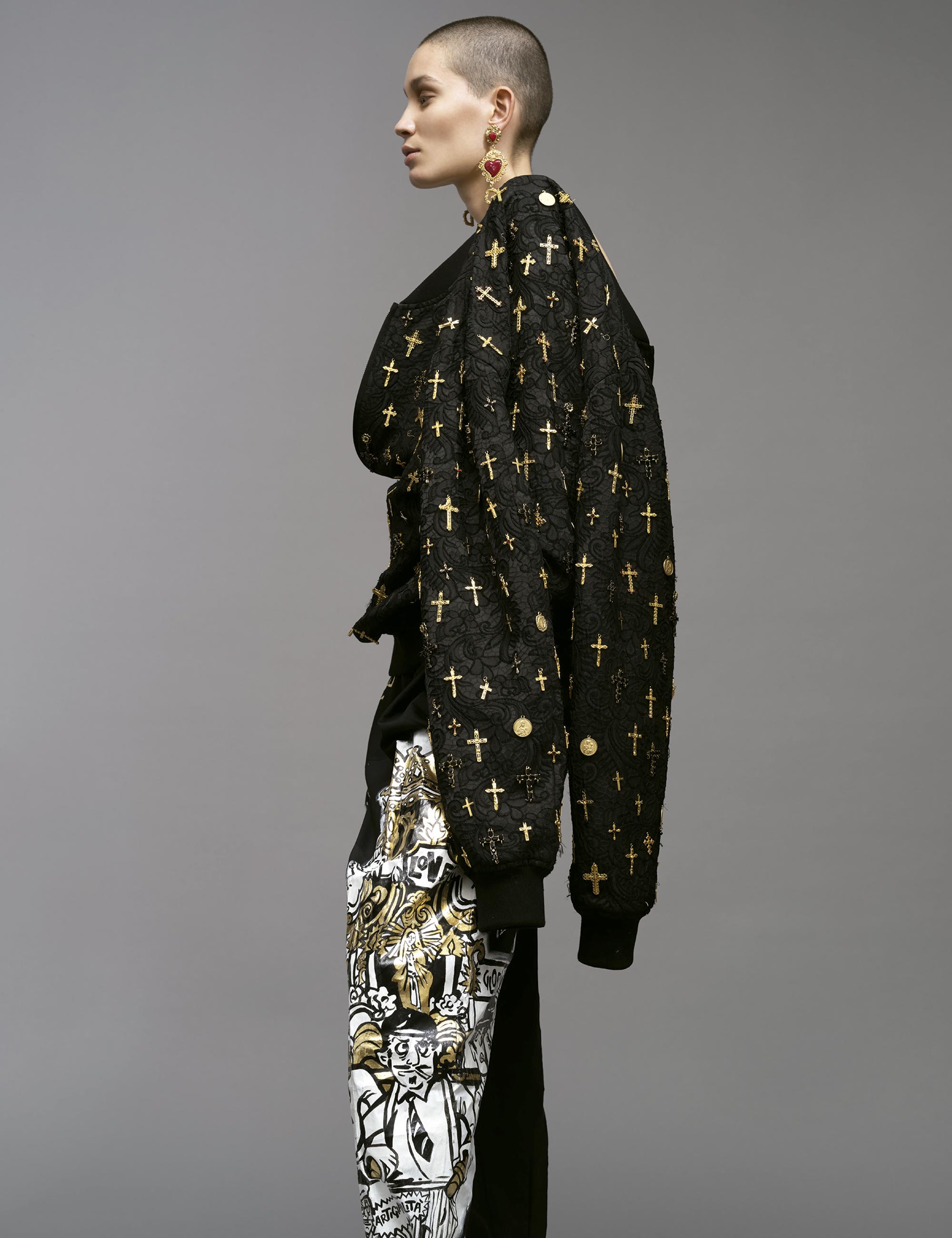 Katia André (The Society) usa jaqueta, calça e brincos Dolce & Gabbana - Foto: Jacob & Caroll