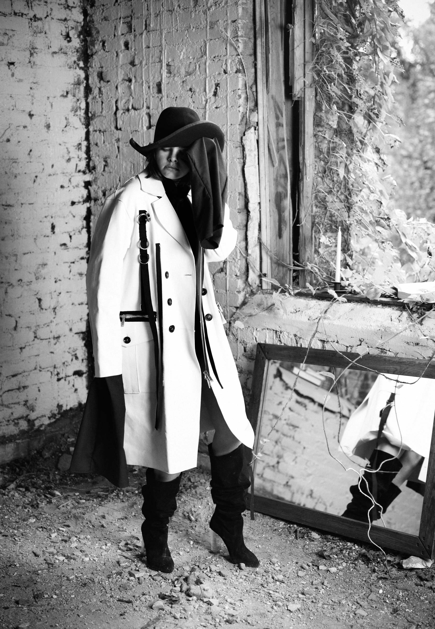 Chapéu Nicholas K, jaqueta DSquared², top JG Hazel e botas Michael Kors - Foto: Stockton Johnson