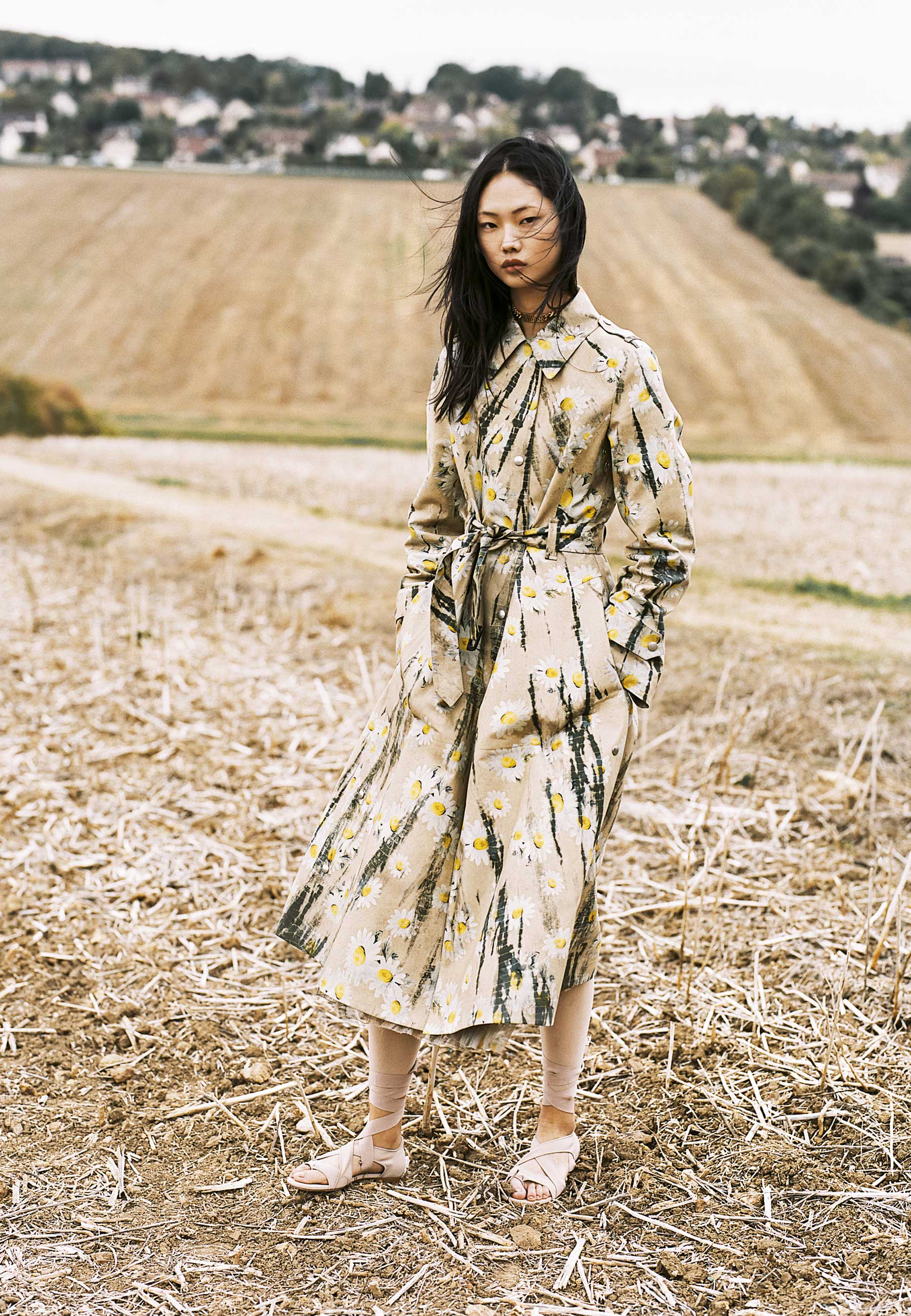 Foto: Stéphanie Volpato, com edição de moda de Filipa Bleck, cabelo de Nicolas Philippon e maquiagem de Ophélie Crommar