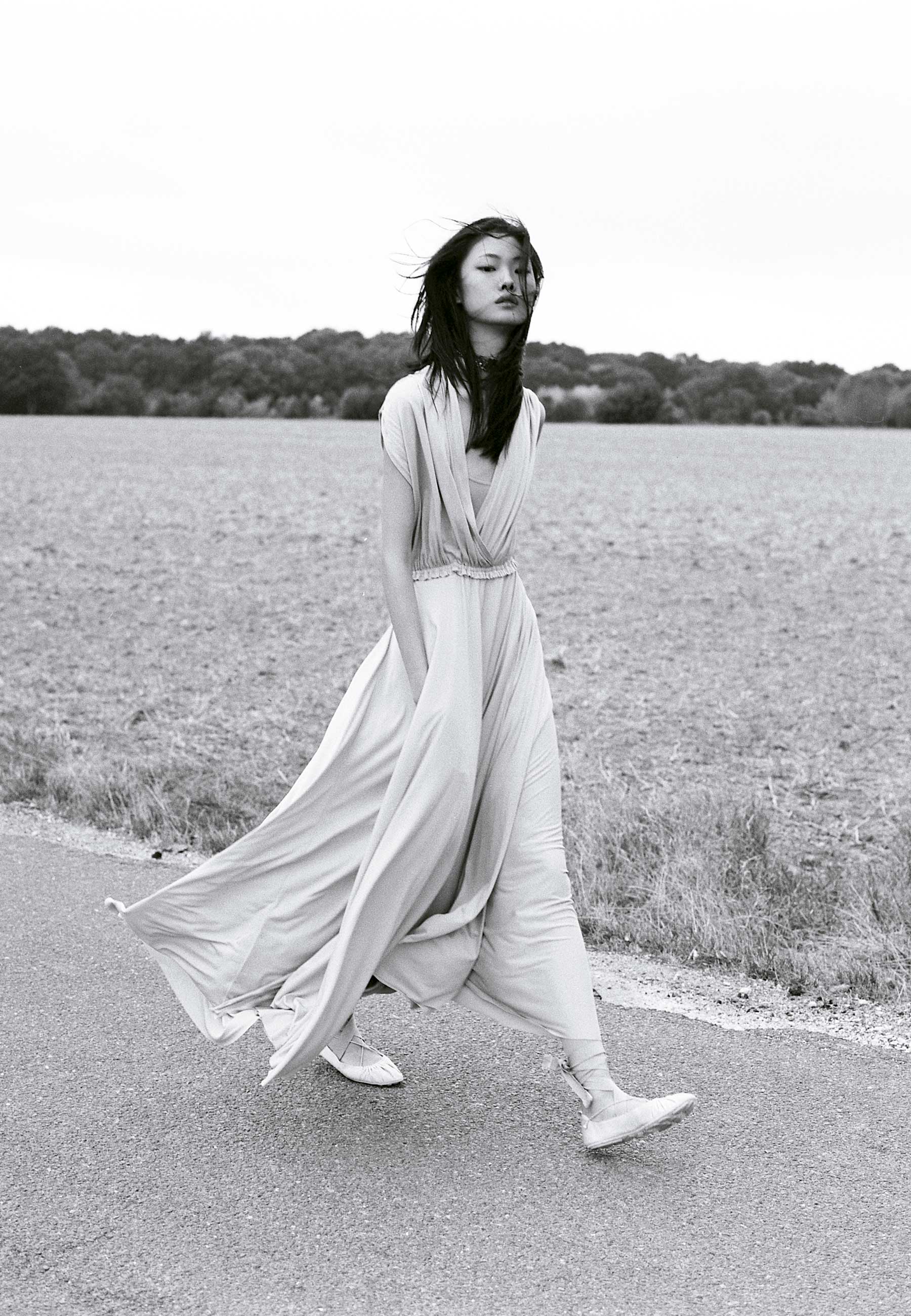 Foto: Stéphanie Volpato, com edição de moda de Filipa Bleck, cabelo de Nicolas Philippon e maquiagem de Ophélie Crommar