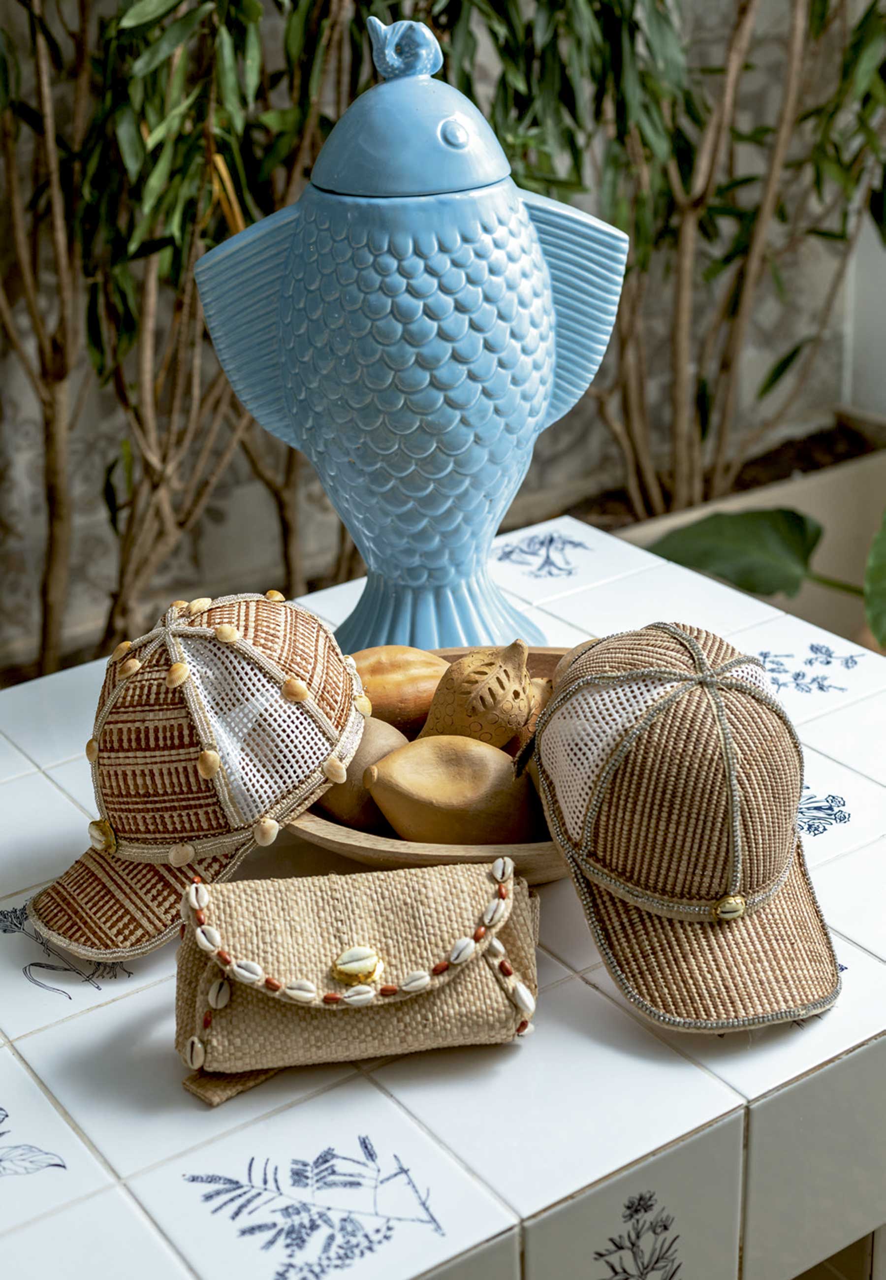 Bonés e pochete de sua marca homônima, vaso e objetos comprados na Bahia e mesa de Adriana Varejão - Foto: Lucas Bori