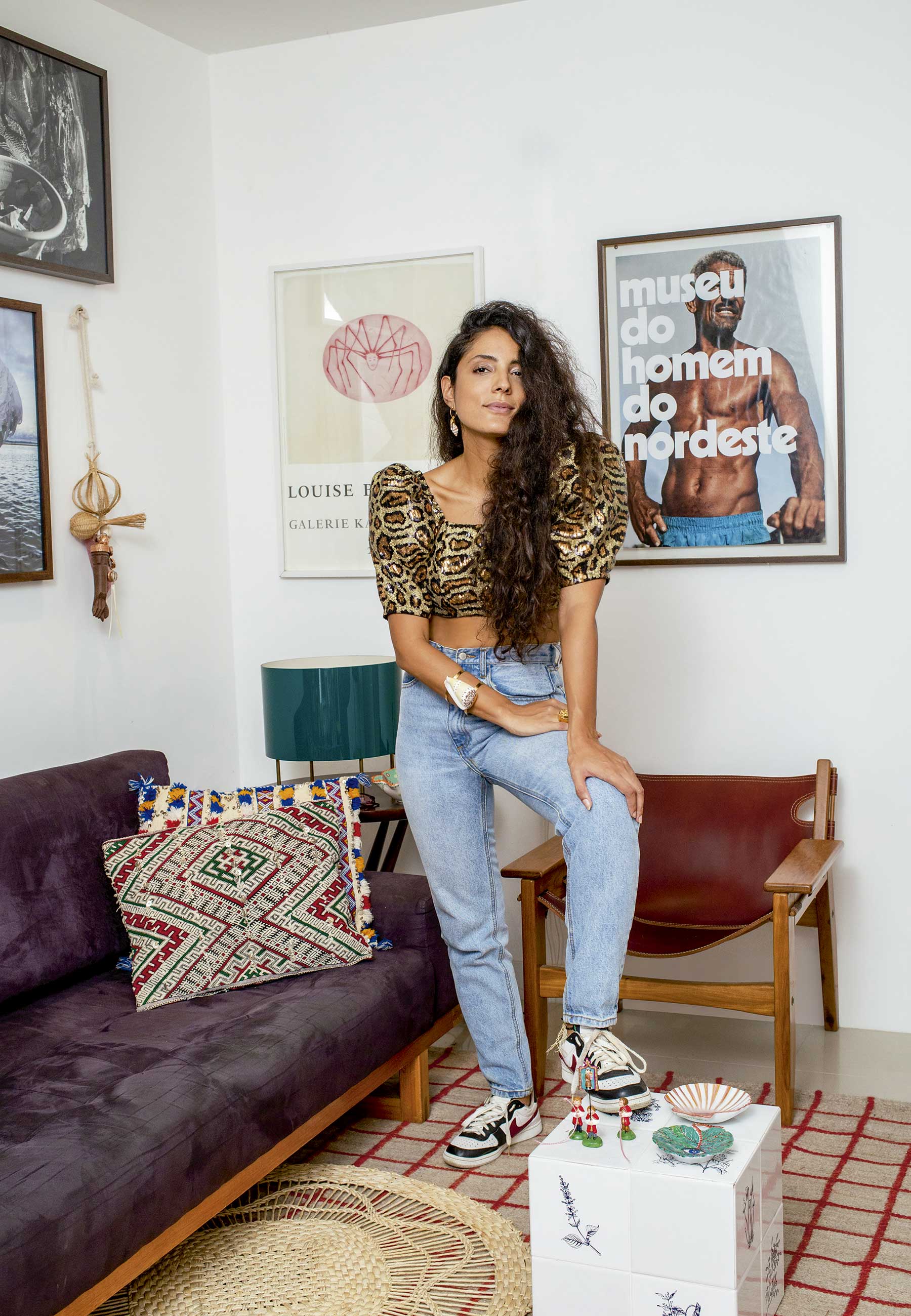 Julia usa jeans vintage, top Verkko, tênis Nike e acessórios de sua marca - Foto: Lucas Bori
