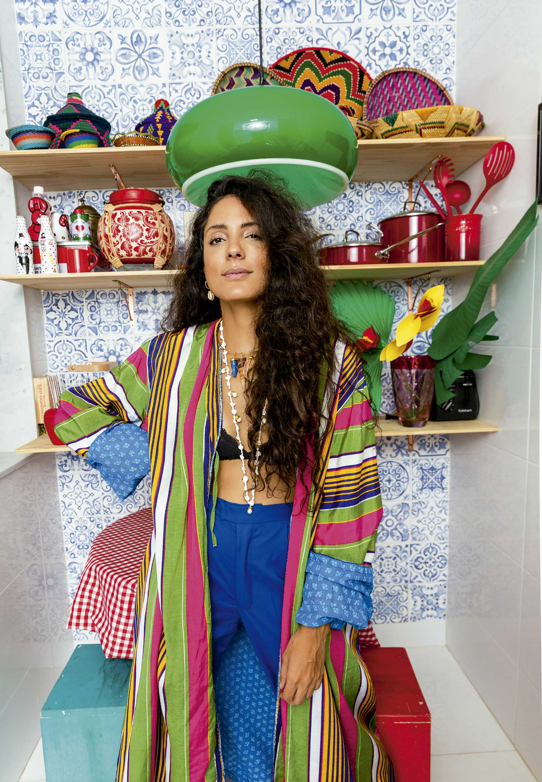 Julia usa quimono comprado em Israel, colares de sua marca e calça de seu acervo pessoa - Foto: Lucas Bori