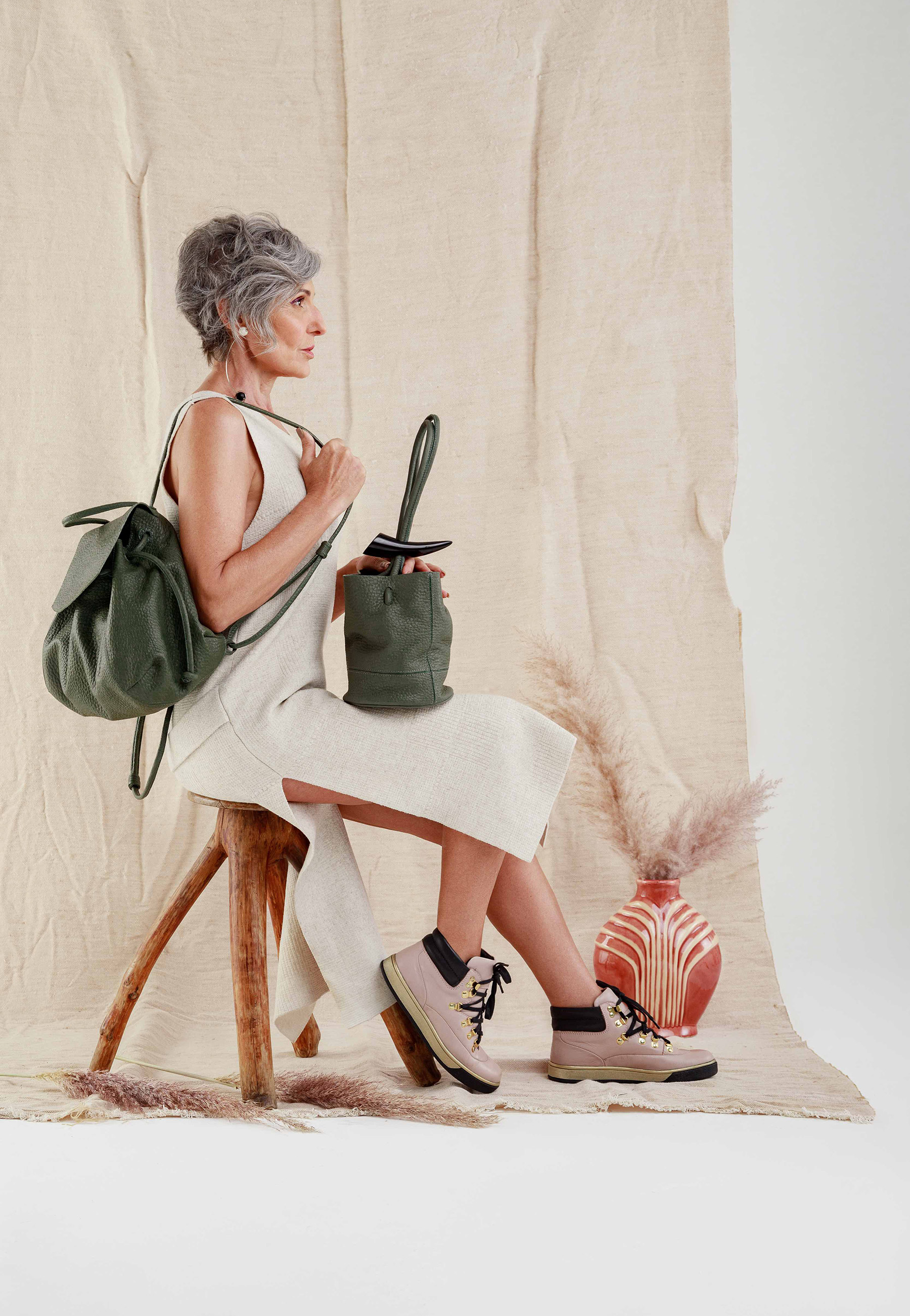 Foto: Henrique Resende, com direção de arte de Maiá Zequi e Manuela Corano, styling de Maika Mano e maquiagem de Henrique Azevedo
