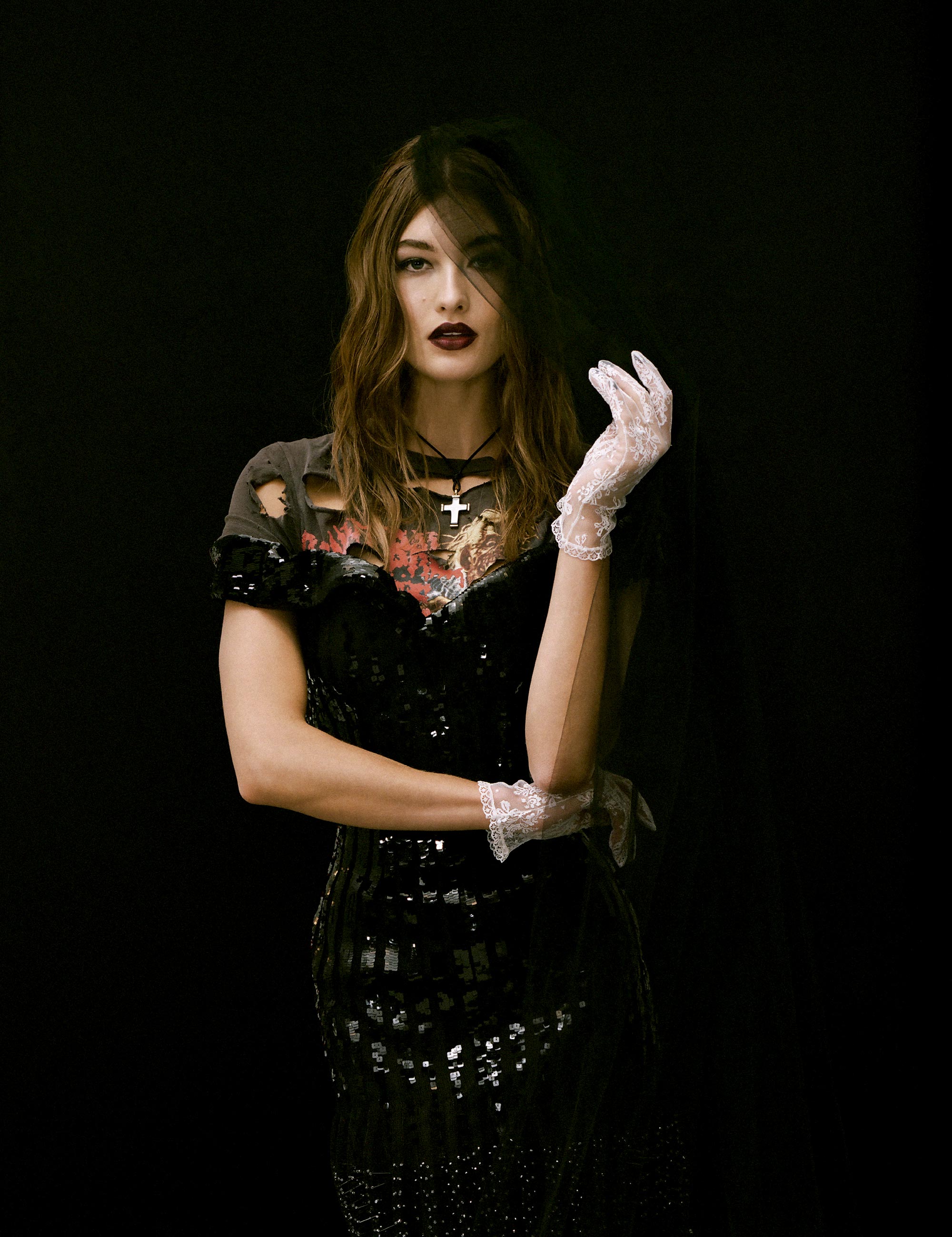 Grace Elizabeth usa vestido Armani Privé, com camiseta Lyz Olko, véu Tia Mazaa e colar Faraone Mennella - Foto: Tina Tyrell, com direção criativa do KStudio