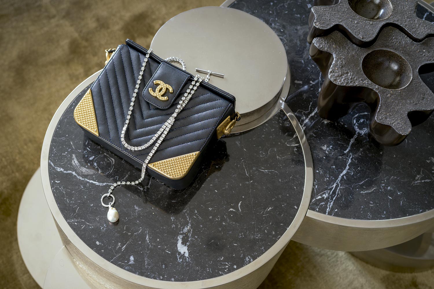 Bolsa Chanel e colar Celine - Foto: Christian Maldonado, com edição de moda de Marcio e Flaminio Vicentini 