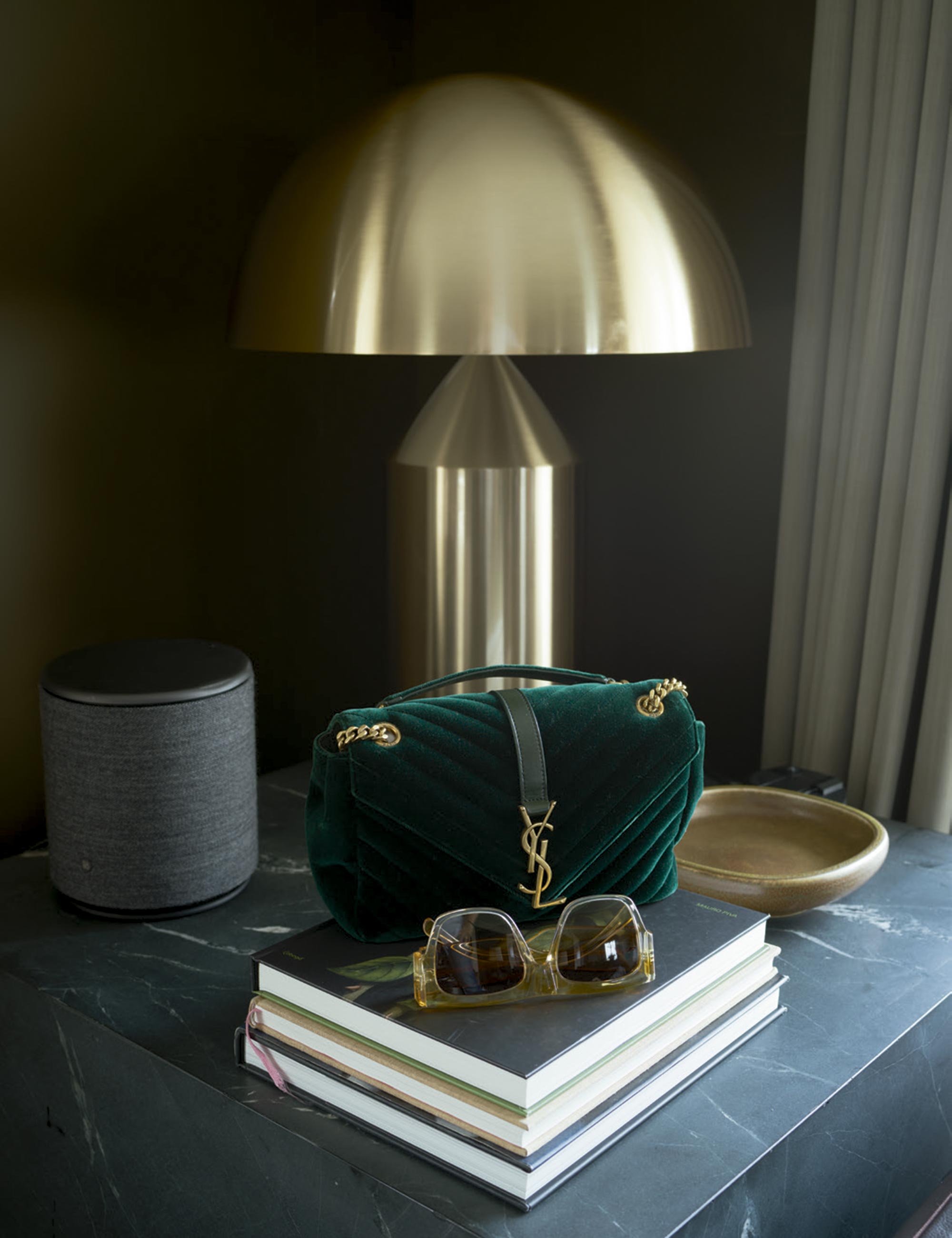 Luminária de Vico Magistretti, bolsa Saint Laurent e óculos Celine - Foto: Christian Maldonado, com edição de moda de Marcio e Flaminio Vicentini 
