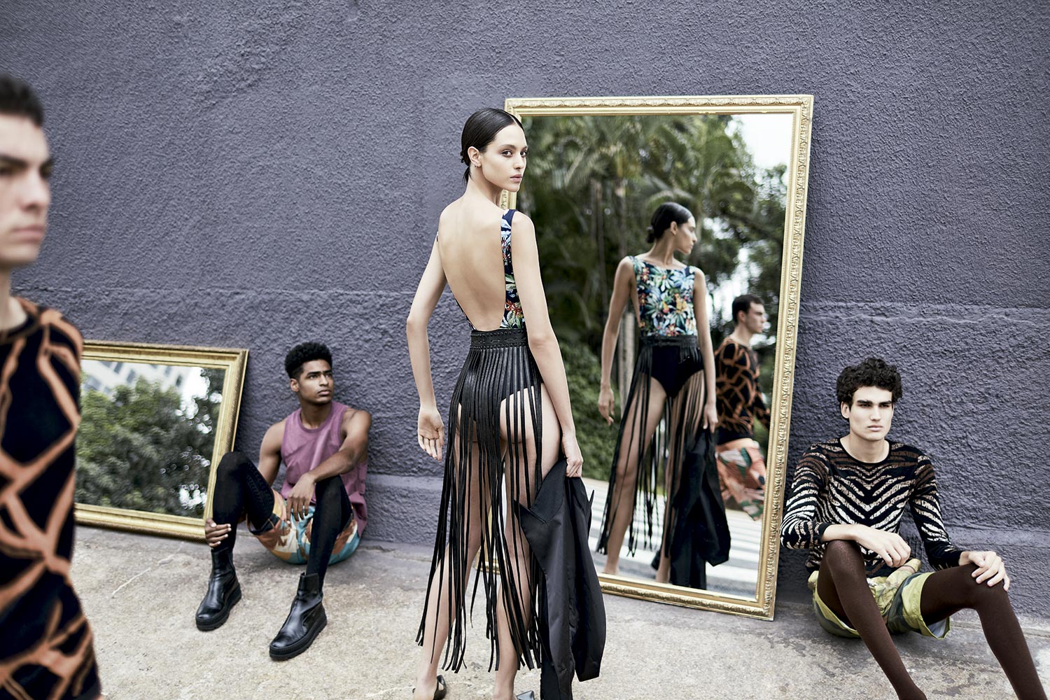 Brenda usa maiô New Beach, cinto de couro com franjas Mares, spencer Gucci e sapatos Prada. Na orelha, piercings, ponto de luz e transversal em ouro branco e diamantes Carla Buaiz - Foto: Bob Wolfeson, edição de moda de Rodrigo Yaegashi, beleza de Paula Vida e edição executiva de Ornaldo Casagrande