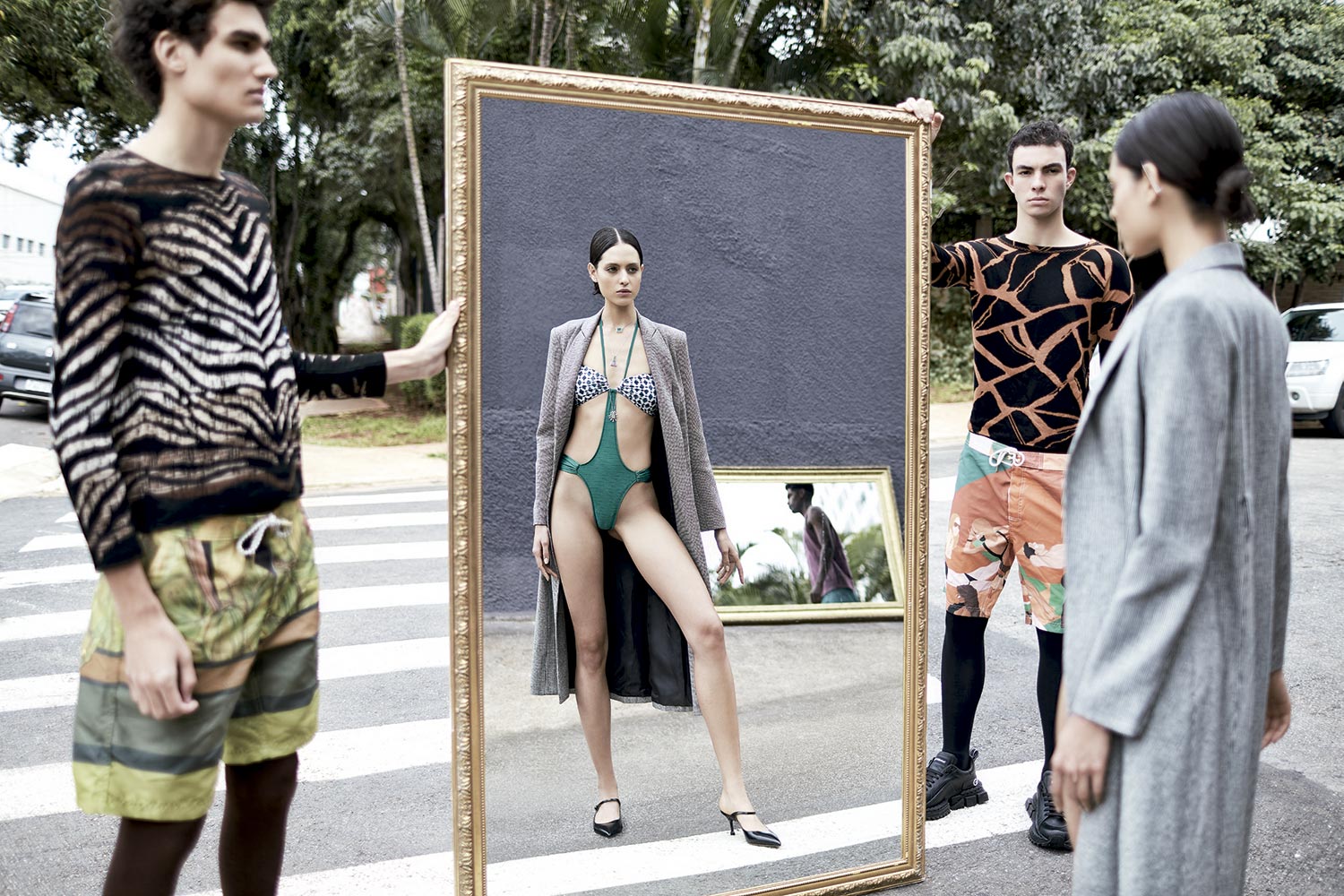 Maiô New Beach e casaco Gucci. Colares com esmeraldas e diamantes e com turmalina verde e diamantes (o mais longo) Carla Buaiz - Foto: Bob Wolfeson, edição de moda de Rodrigo Yaegashi, beleza de Paula Vida e edição executiva de Ornaldo Casagrande