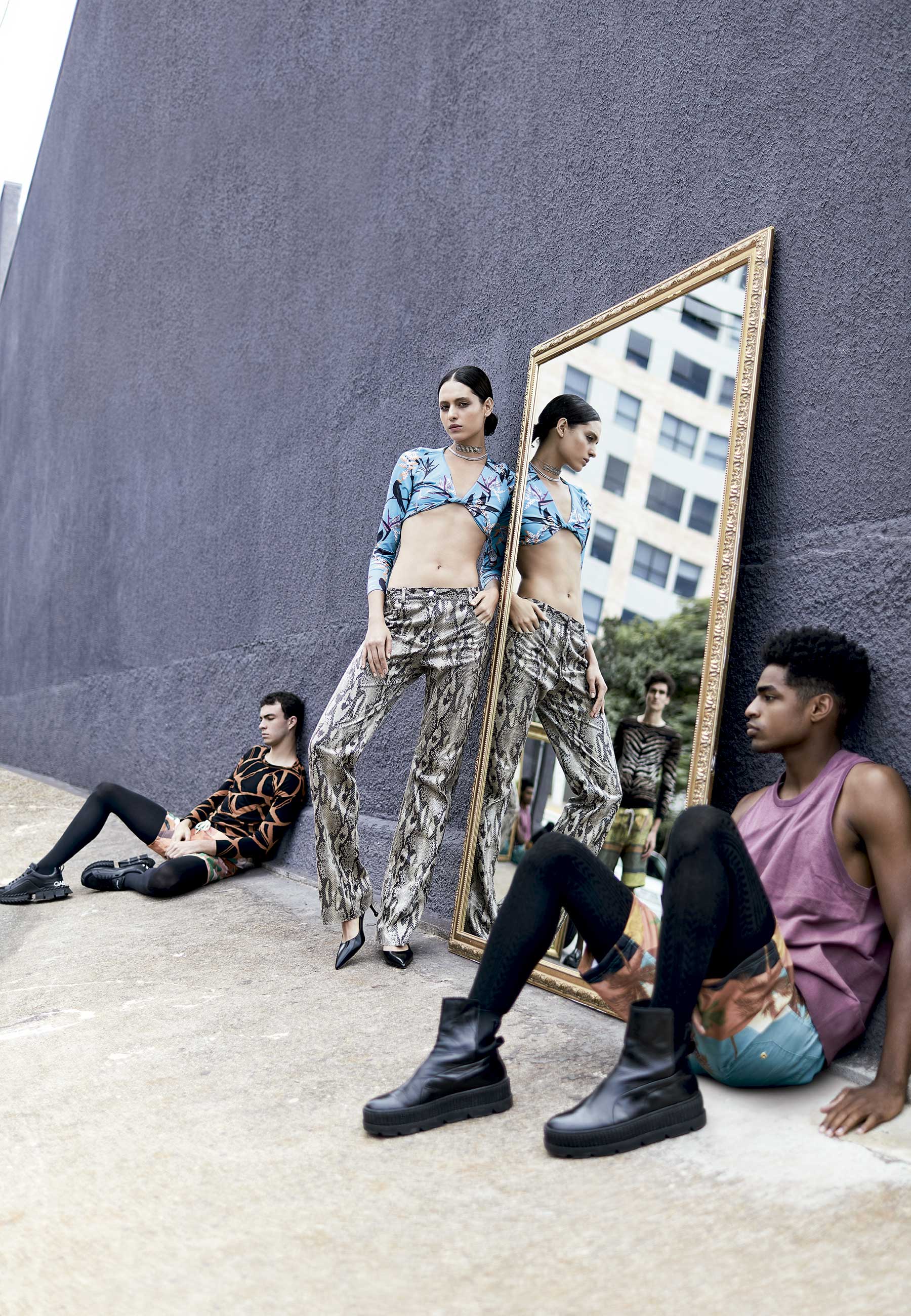 Top de seda New Beach e calça Msgm na NK Store. Gargantilha e riviera em ouro branco com diamantes Carla Buaiz - Foto: Bob Wolfeson, edição de moda de Rodrigo Yaegashi, beleza de Paula Vida e edição executiva de Ornaldo Casagrande