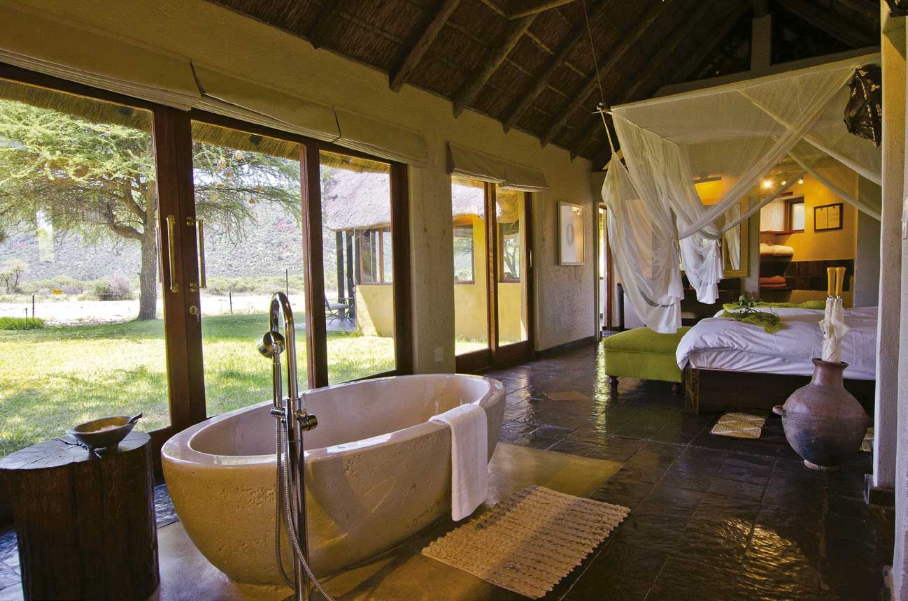 Suíte com banheira do Tau Game Lodge - Foto: Divulgação