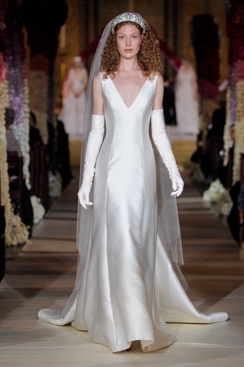 Cetim é o material escolhido por Reem Acra para este vestido de noiva, que ganhou mangas longas para acompanhar o look - Foto: Divulgação
