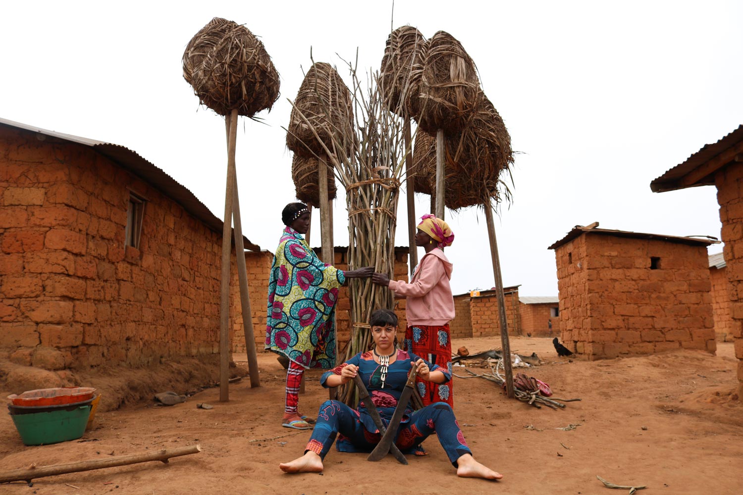 Uma da obras de Rita GT: completa imersão cultura do povoado Uíge. As casas de pau a pique e a forte relação com a argila, levou Rita a questionar a origem das coisas - Foto: Divulgação