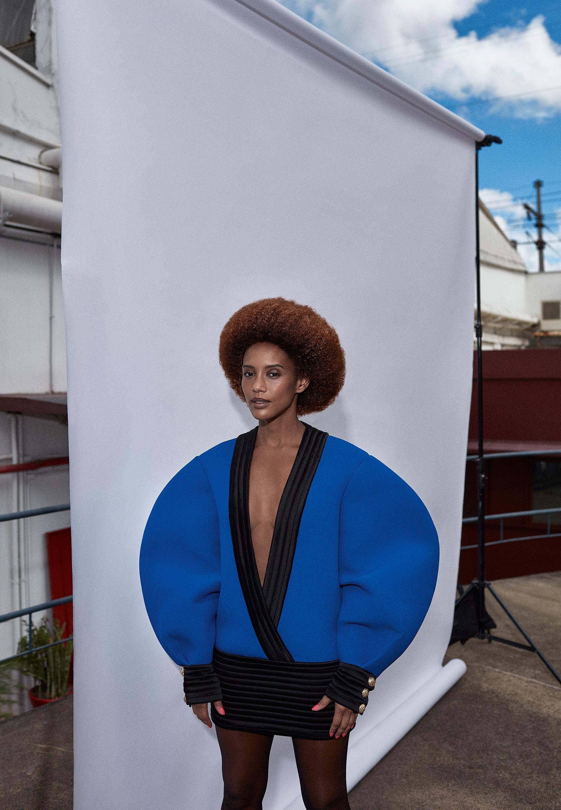 Taís Araujo veste Balmain - Foto: Bob Wolfenson, com edição de moda de Rita Lazzarotti, beleza de Renata Brazil, cabelo e coloração de Wilson Eliodorio com a nuance 535 Chocolate da coloração sem amônia Casting Creme Gloss de L’Oréal Paris, tratamento de imagem de RG imagem e edição executiva de Ornaldo Casagrande