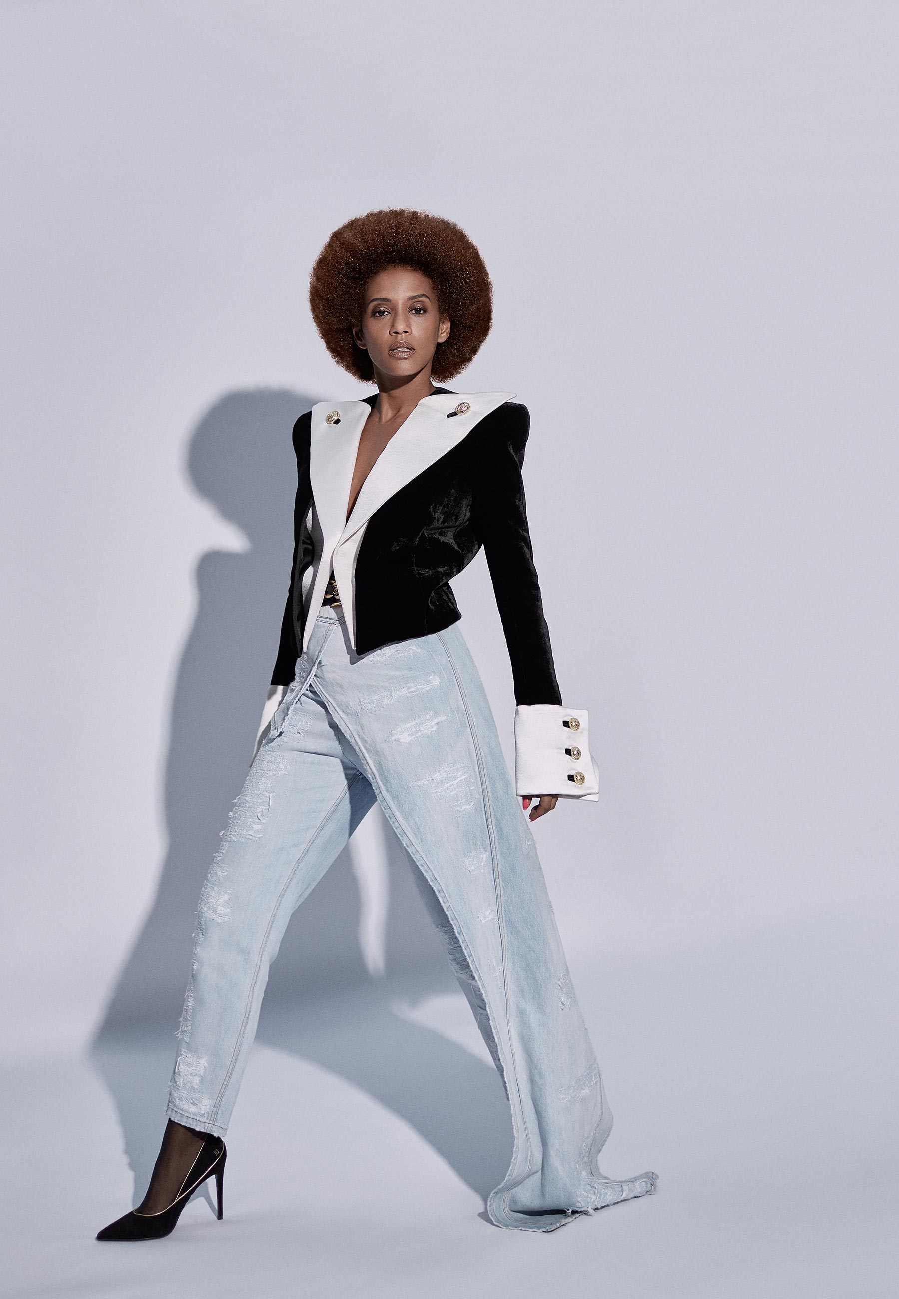 Taís Araujo veste Balmain - Foto: Bob Wolfenson, com edição de moda de Rita Lazzarotti, beleza de Renata Brazil, cabelo e coloração de Wilson Eliodorio com a nuance 535 Chocolate da coloração sem amônia Casting Creme Gloss de L’Oréal Paris, tratamento de imagem de RG imagem e edição executiva de Ornaldo Casagrande