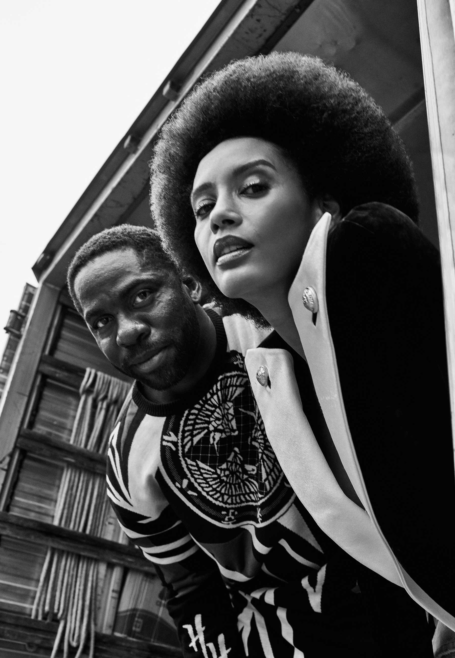 Taís Araujo e Lázaro Ramos vestem Balmain – Foto: Bob Wolfenson, com edição de moda de Rita Lazzarotti, beleza de Renata Brazil, cabelo e coloração de Wilson Eliodorio com a nuance 535 Chocolate da coloração sem amônia Casting Creme Gloss de L’Oréal Paris, tratamento de imagem de RG imagem e edição executiva de Ornaldo Casagrande