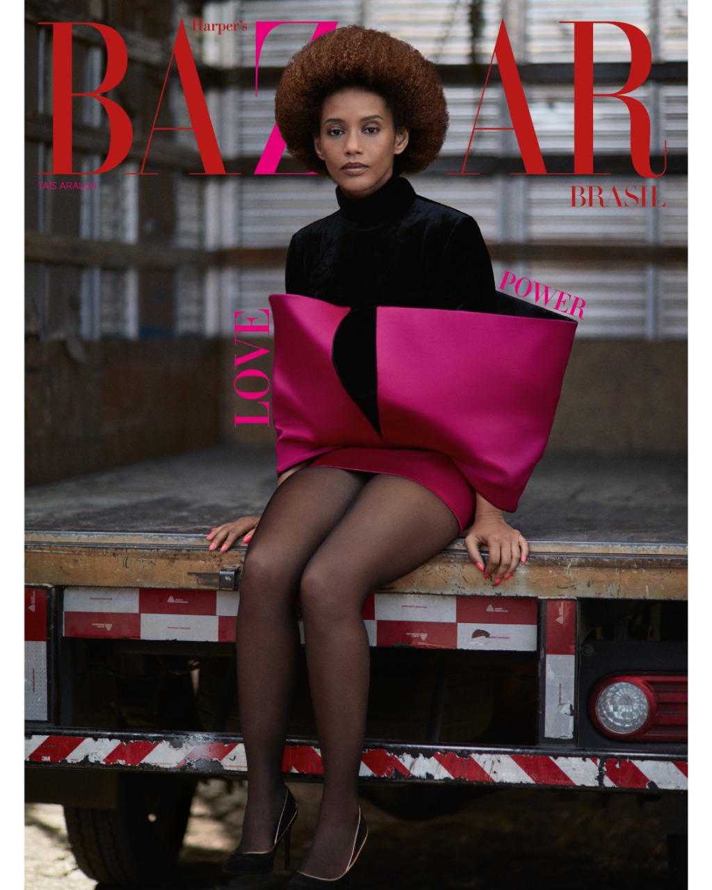 Taís Araujo veste Balmain - Foto: Bob Wolfenson, com edição de moda de Rita Lazzarotti, beleza de Renata Brazil, cabelo e coloração de Wilson Eliodorio com a nuance 535 Chocolate da coloração sem amônia Casting Creme Gloss de L’Oréal Paris, tratamento de imagem de RG imagem e edição executiva de Ornaldo Casagrande
