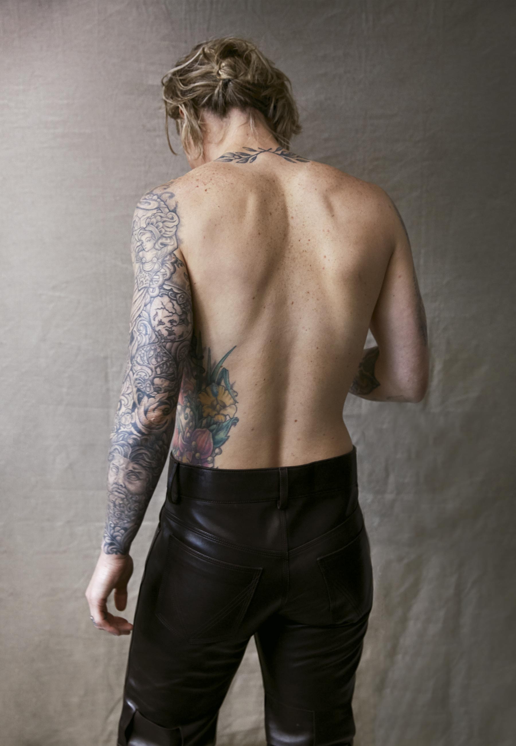 Ashlyn Harris (Elite NYC) usa calça Bottega Veneta - Foto: Alex Cayley, com styling de Jorge Morales