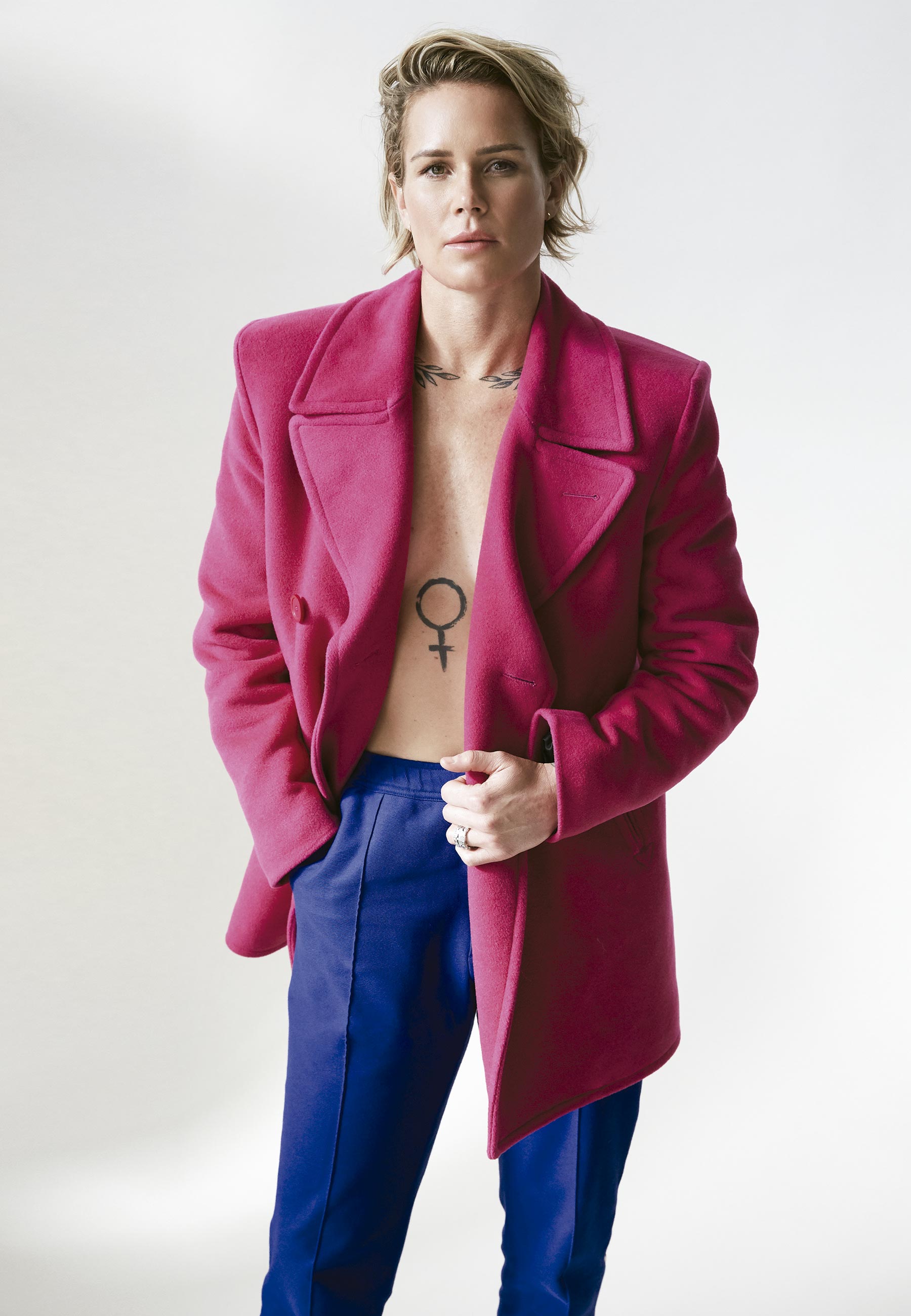 Ashlyn veste blazer Balenciaga e calça Gucci - Foto: Alex Cayley, com styling de Jorge Morales