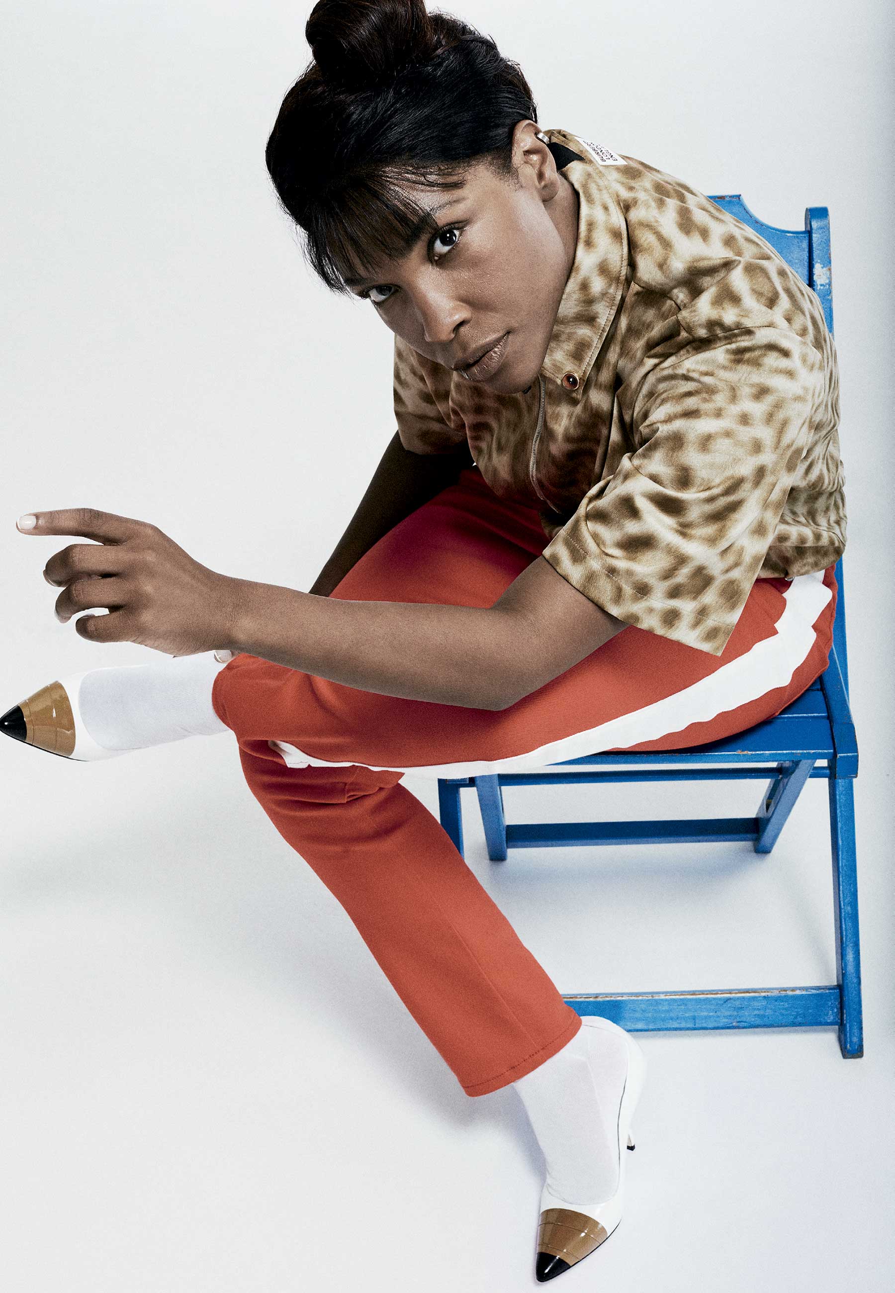 Jesuton veste camisa animal print, calça denim e sapatos de couro e verniz, tudo Burberry - Foto: Bob Wolfenson, com styling de Osvaldo Costa