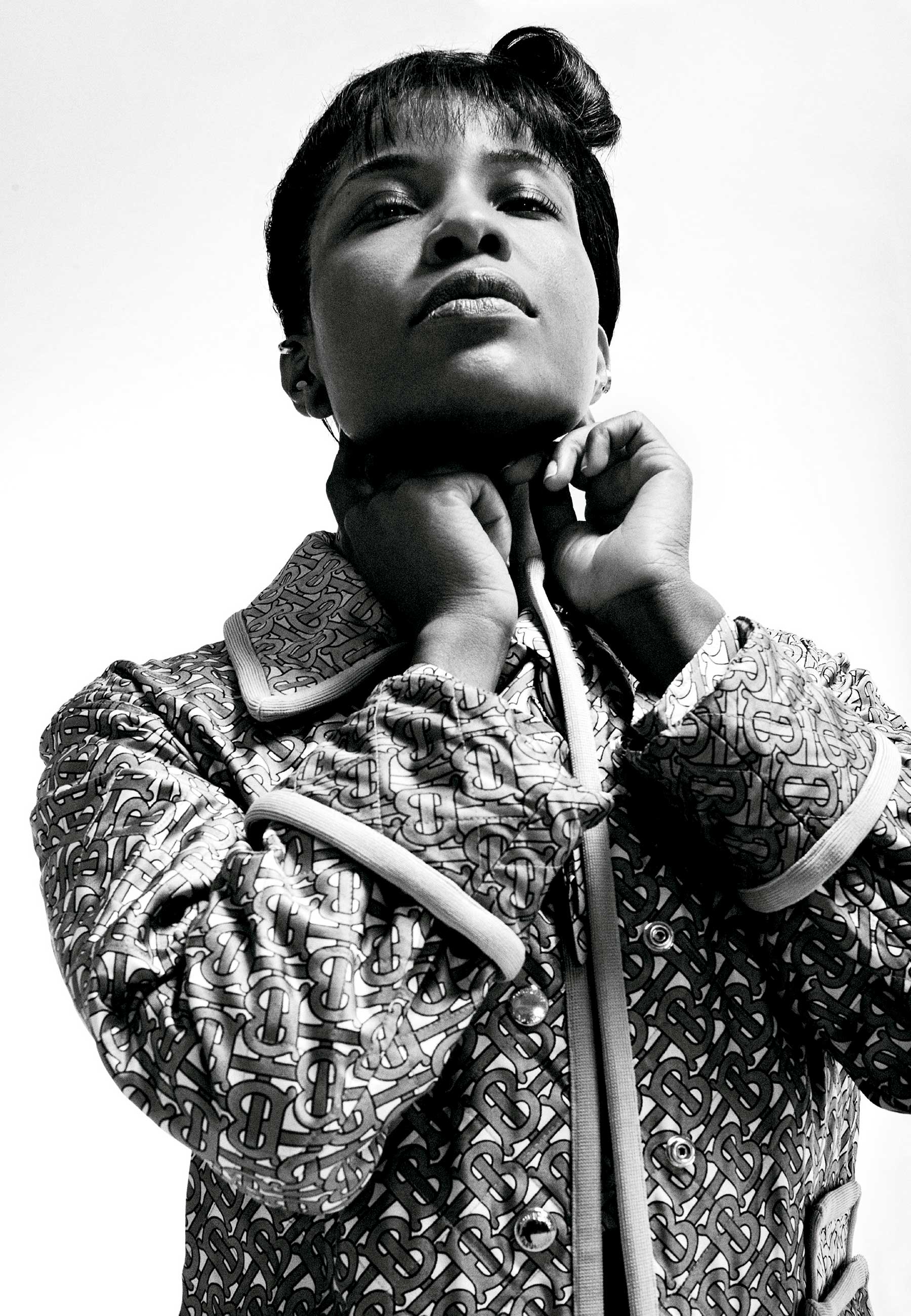 Casaco matelassê e camisa estampada com o logo B. Tudo Burberry - Foto: Bob Wolfenson, com styling de Osvaldo Costa